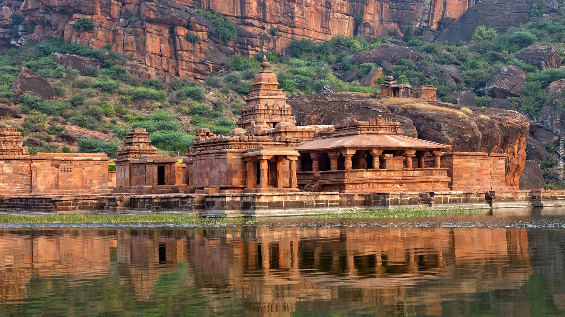 Indie, Badami, Jezioro Agasthya Lake, Świątynia Bhootnath Temple, Góry