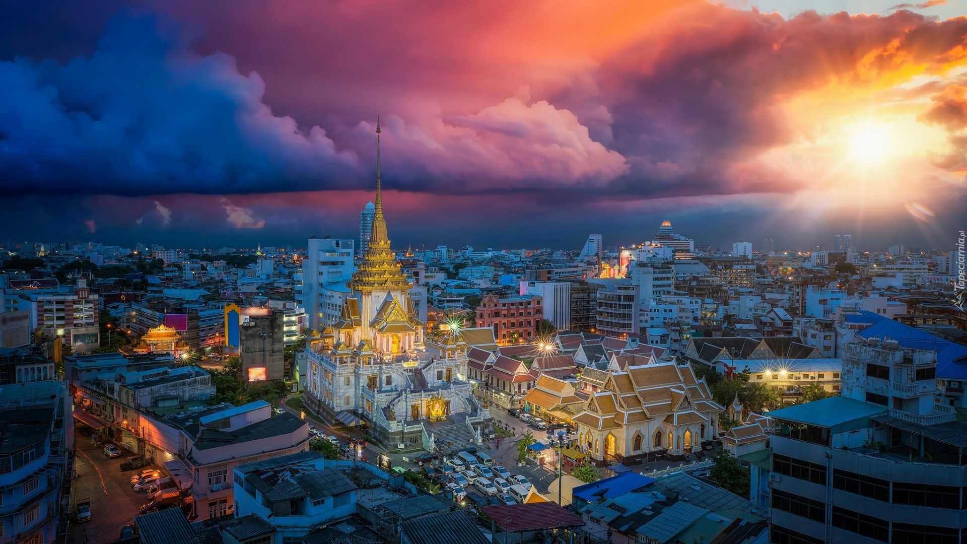 Świątynia buddyjska Wat Trimitr, Bangkok, Tajlandia, Zdjęcie miasta