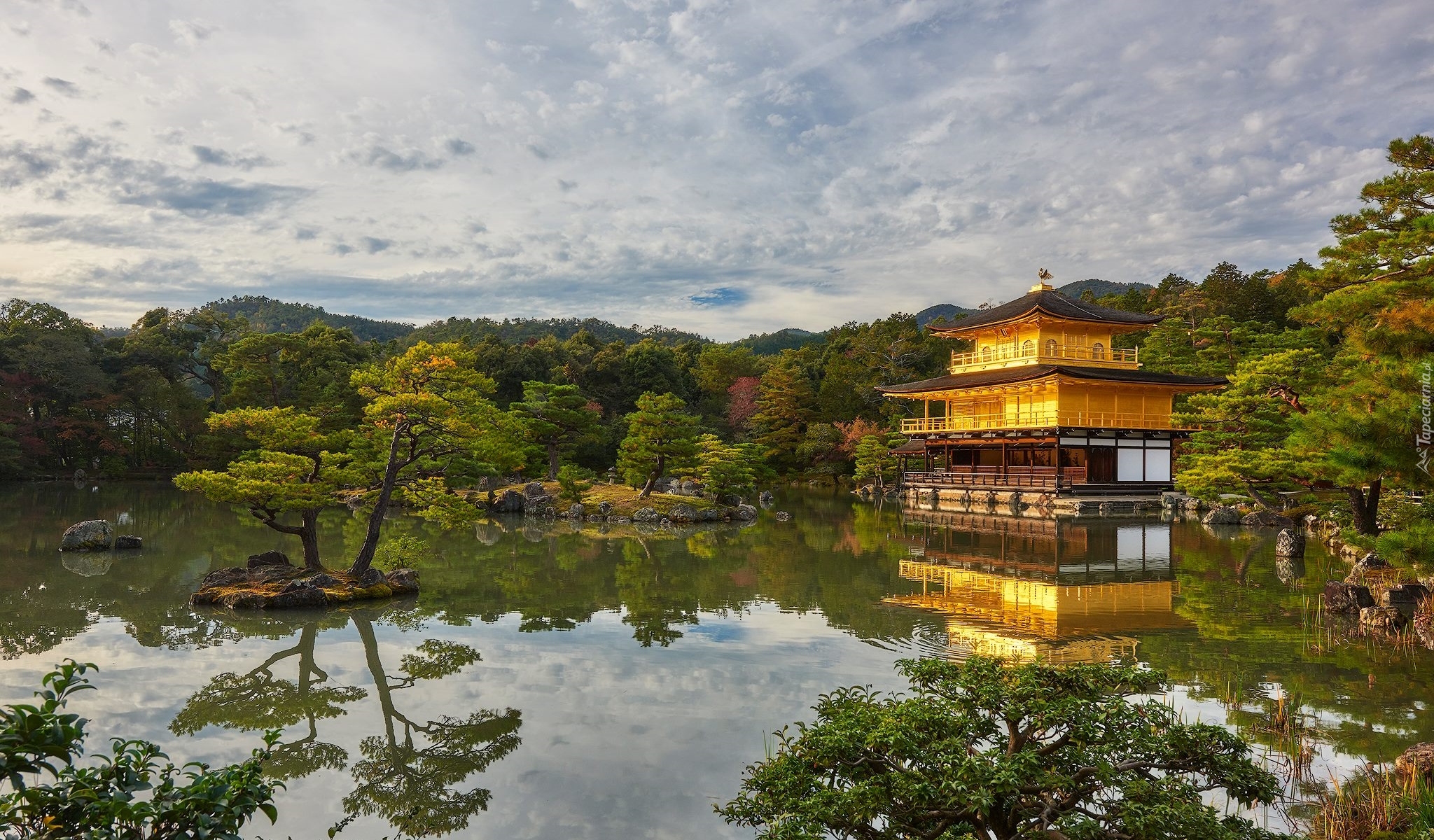 Świątynia Kinkakuji, Złoty Pawilon, Staw Kyko chi, Drzewa, Kioto, Japonia, Roślinność, Chmury