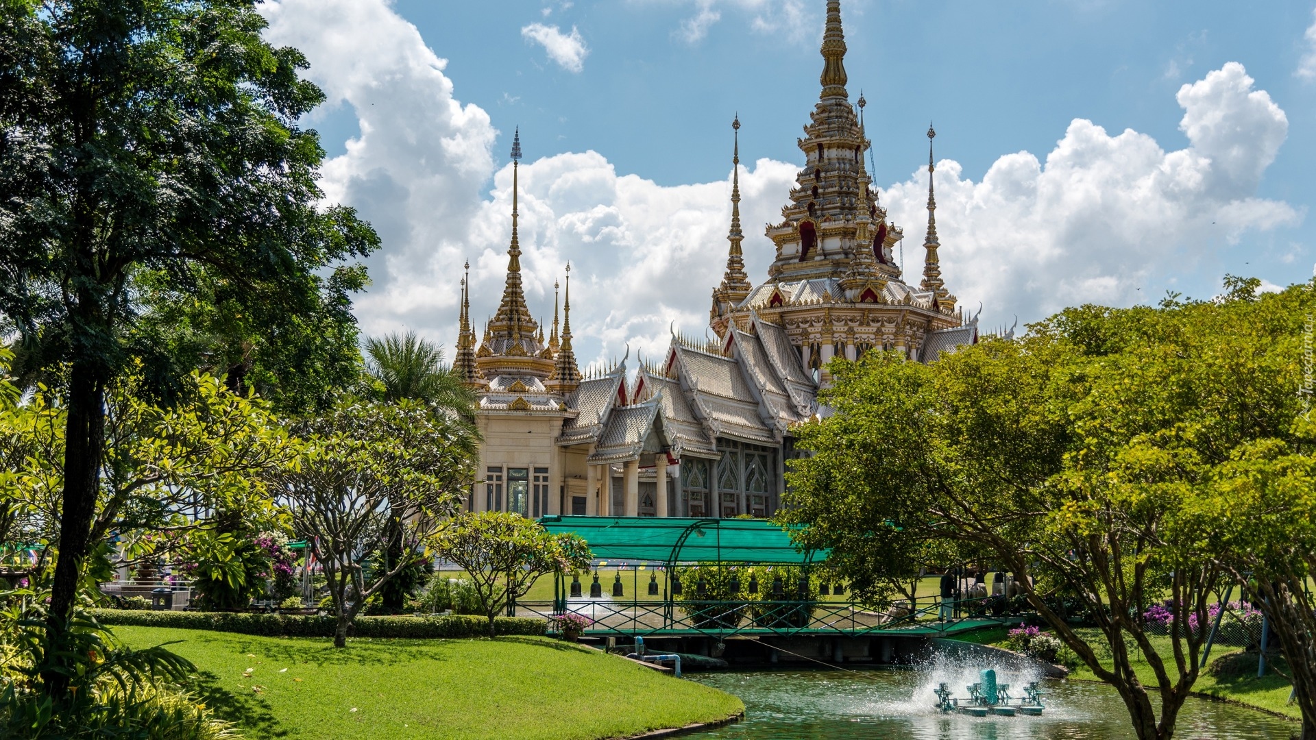 Świątynia Mahawiharn Temple, Prowincja Nakhon Ratchasima, Tajlandia, Drzewa
