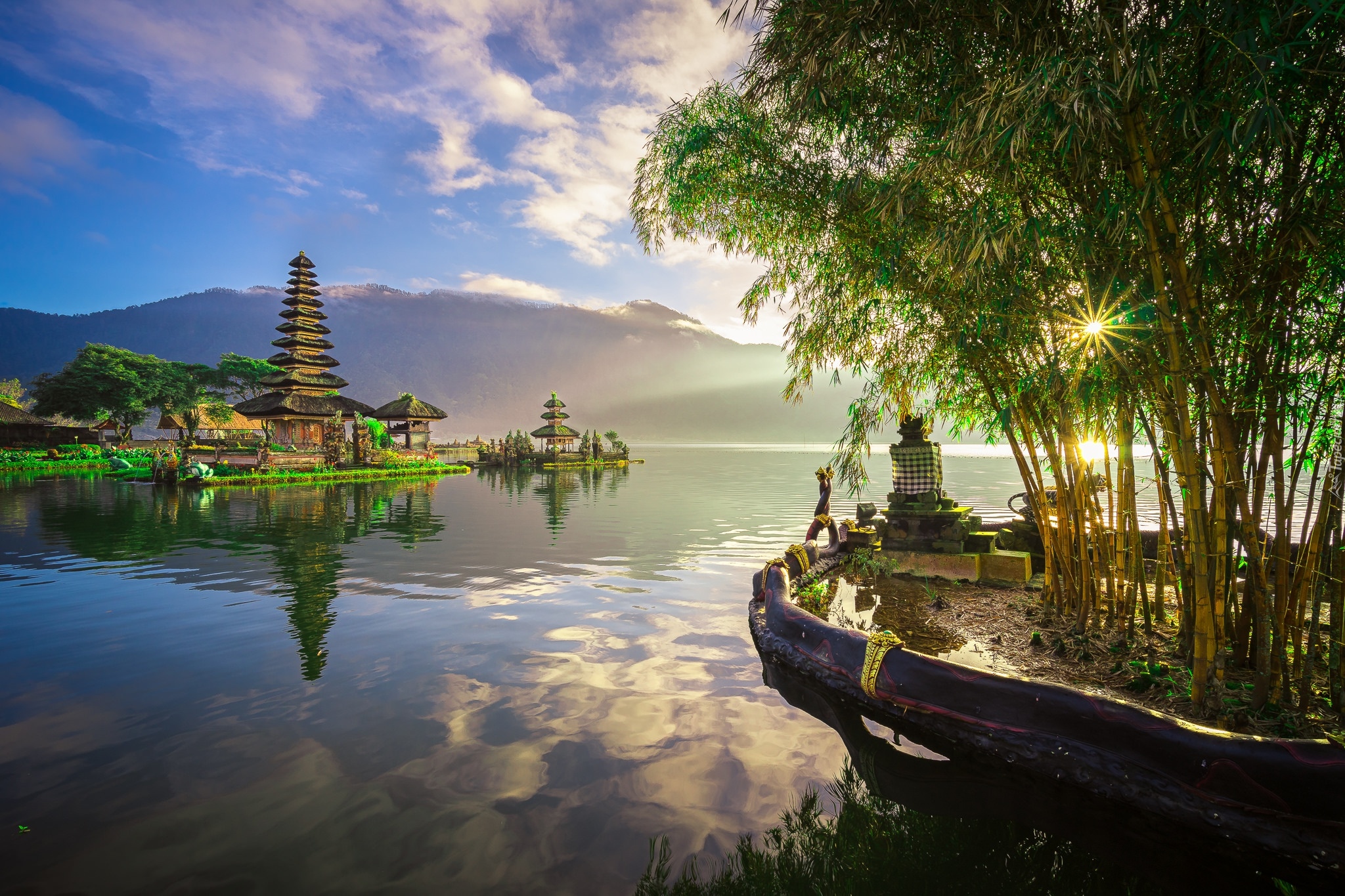 Świątynia Pura Ulun Danu Bratan, Jezioro Bratan, Wyspa Bali, Indonezja, Góry, Kwiaty, Kanna, Drzewa, Wschód słońca