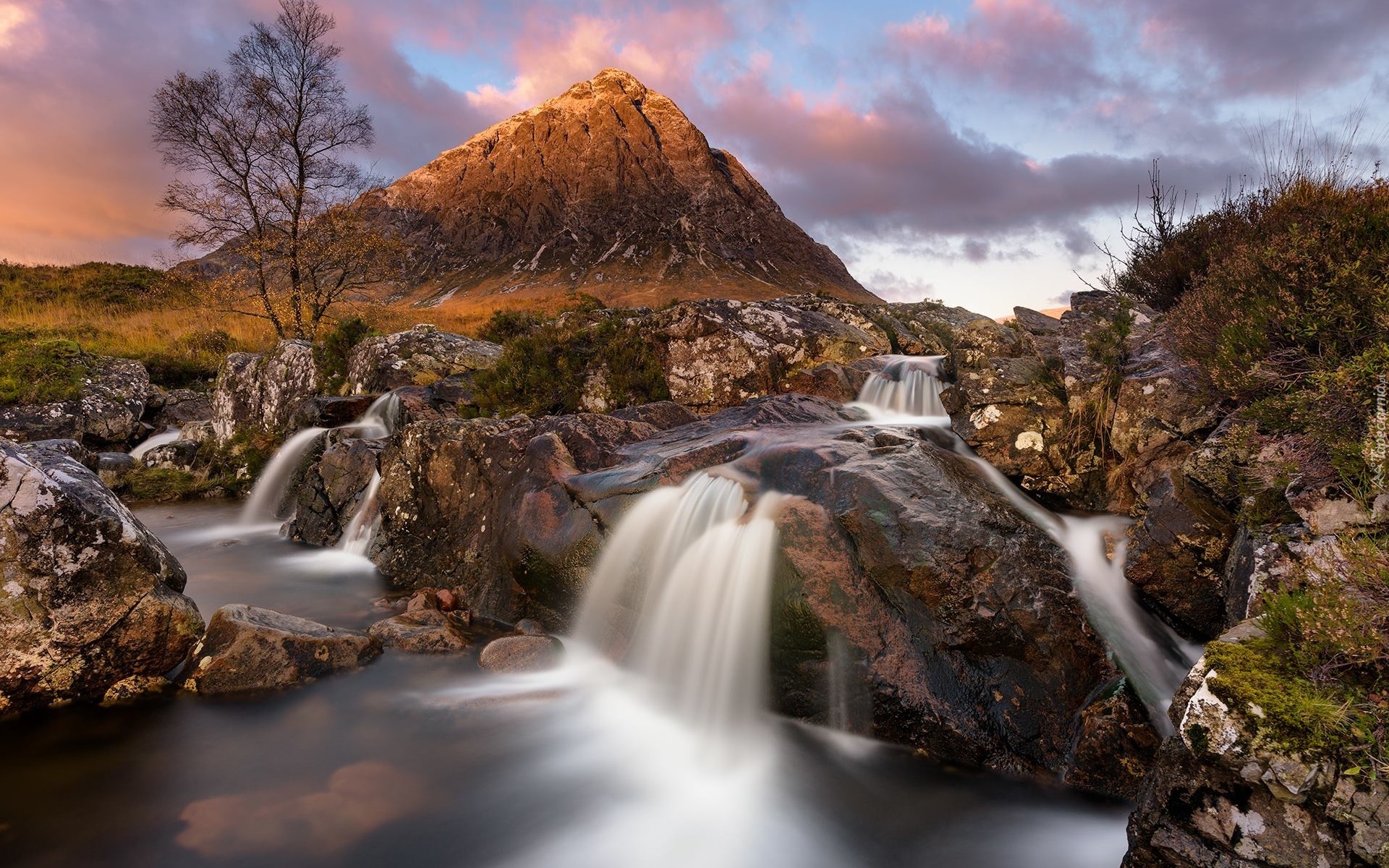 Szkocja, Rejon Highland, Dolina Glen Coe, Góra, Szczyt Buachaille Etive Mor, Rzeka Coupall, Skały, Roślinność, Chmury