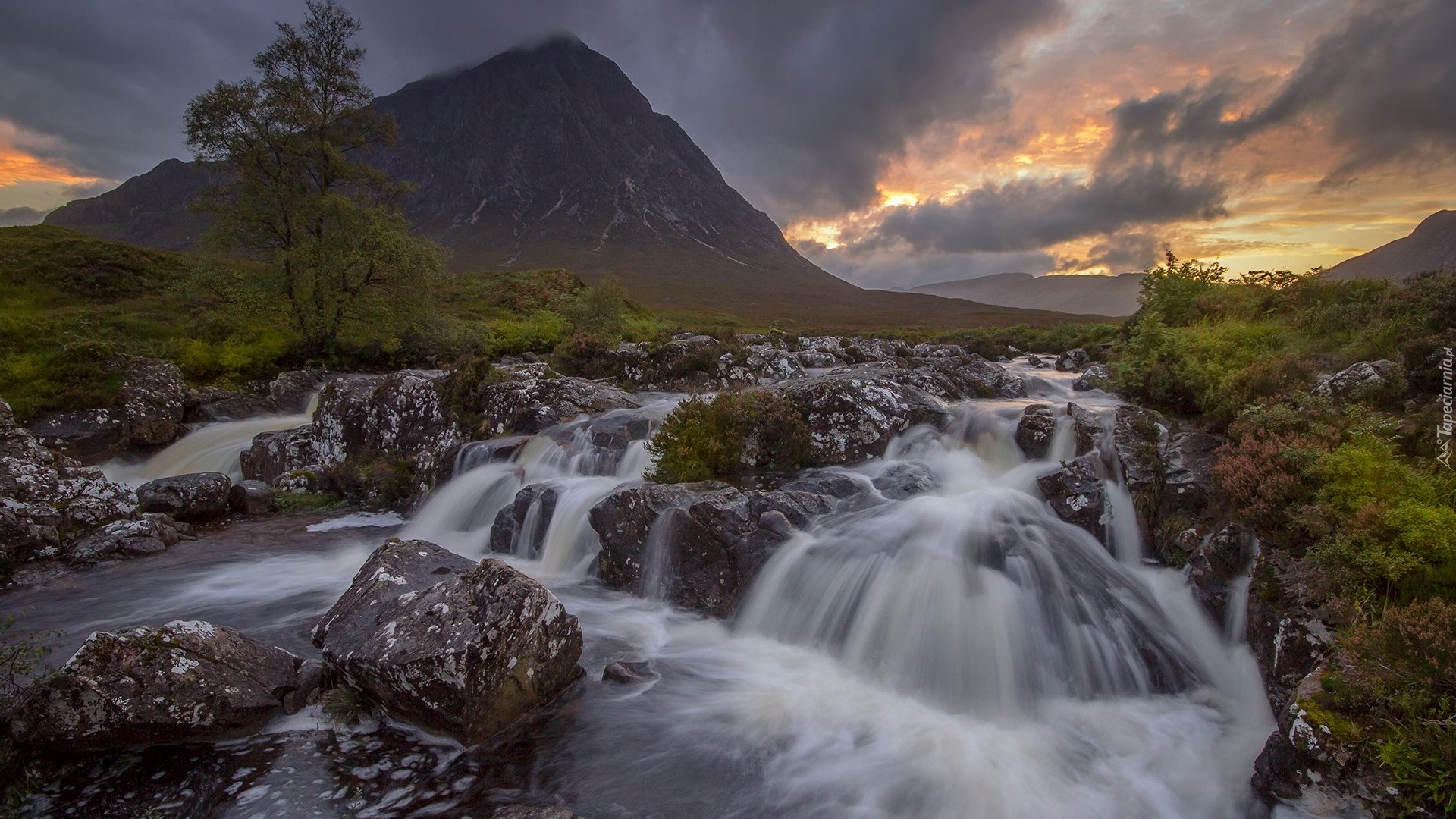 Góra, Szczyt Buachaille Etive Mor, Rzeka, River Coupall, Kamienie, Drzewo, Chmury, Region Highland, Szkocja