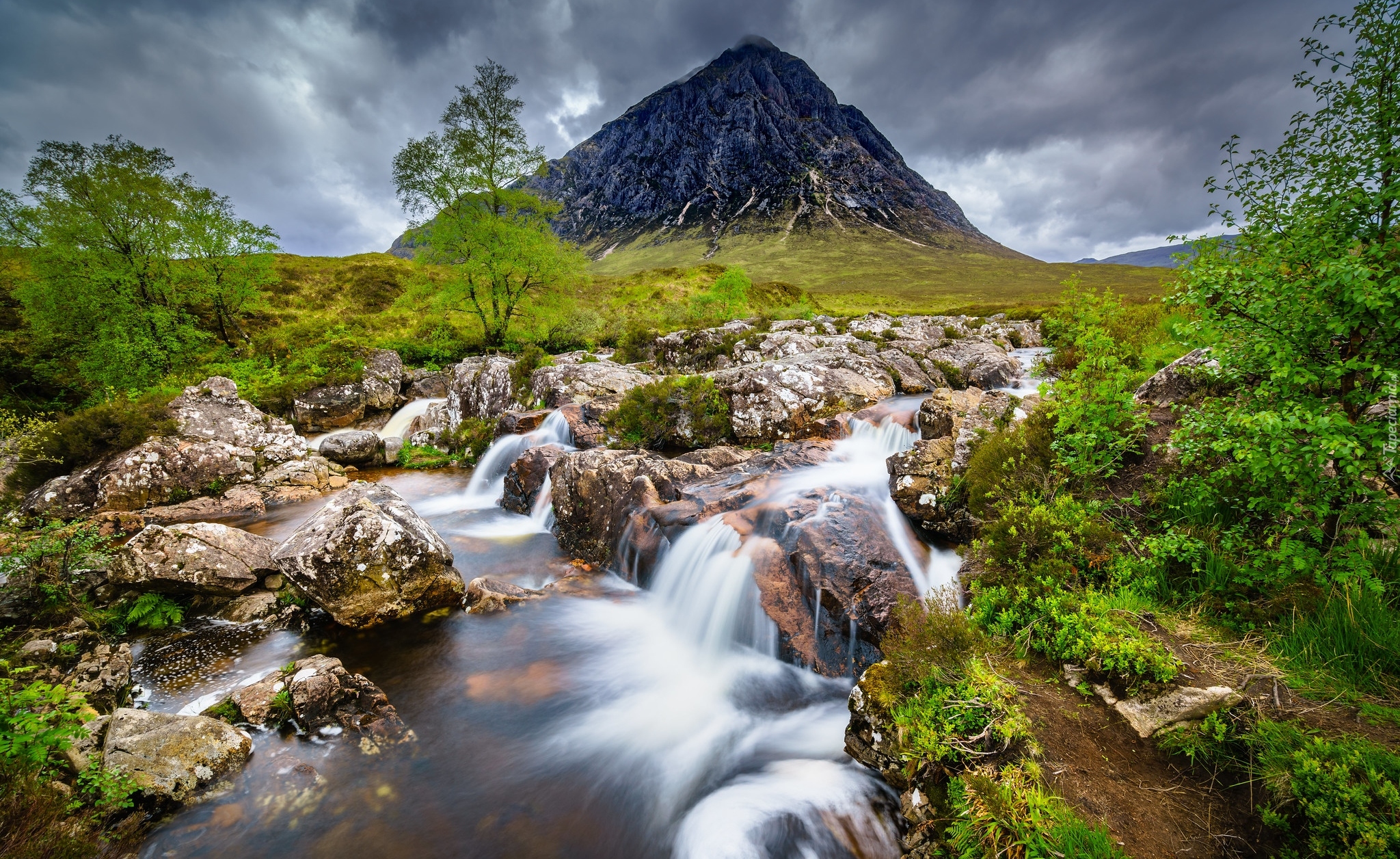 Szkocja, Rejon Highland, Dolina Glen Coe, Góra, Szczyt Buachaille Etive Mor, Rzeka Coupall, Skały, Chmury, Roślinność