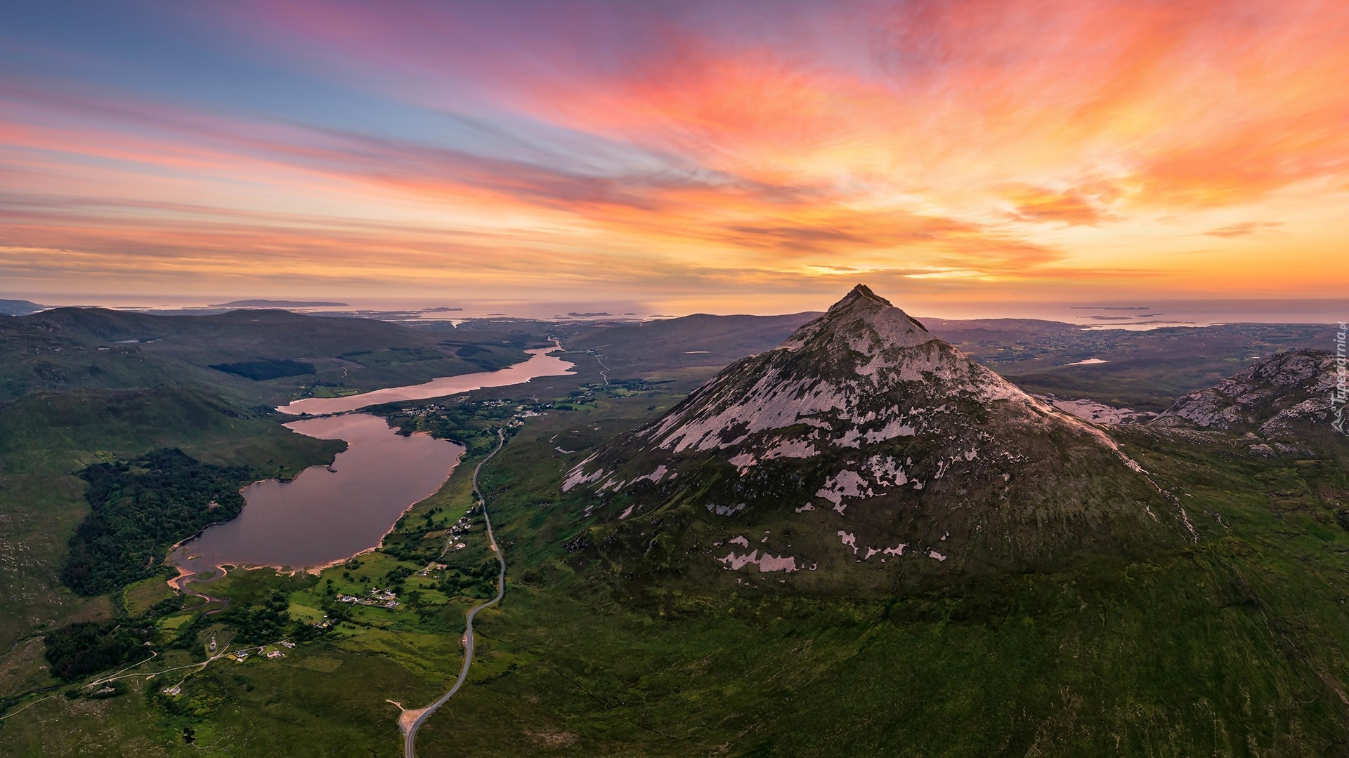 Irlandia, Donegal, Góry Derryveagh, Góra Errigal, Jeziora, Dunlewy Lough, Lough Nacung Upper, Zachód słońca