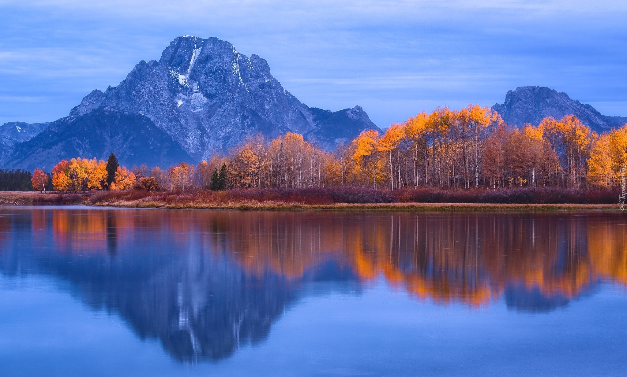 Stany Zjednoczone, Stan Wyoming, Park Narodowy Grand Teton, Rzeka Snake River, Góry, Szczyt Mount Moran, Drzewa, Jesień