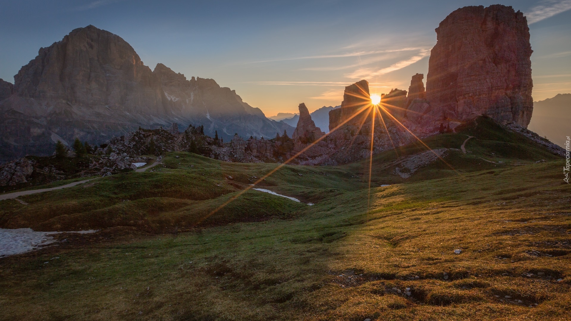 Góry, Dolomity, Skały, Cinque Torri, Szczyt, Torre Grande, Drzewa, Droga, Promienie słońca, Chmury, Włochy