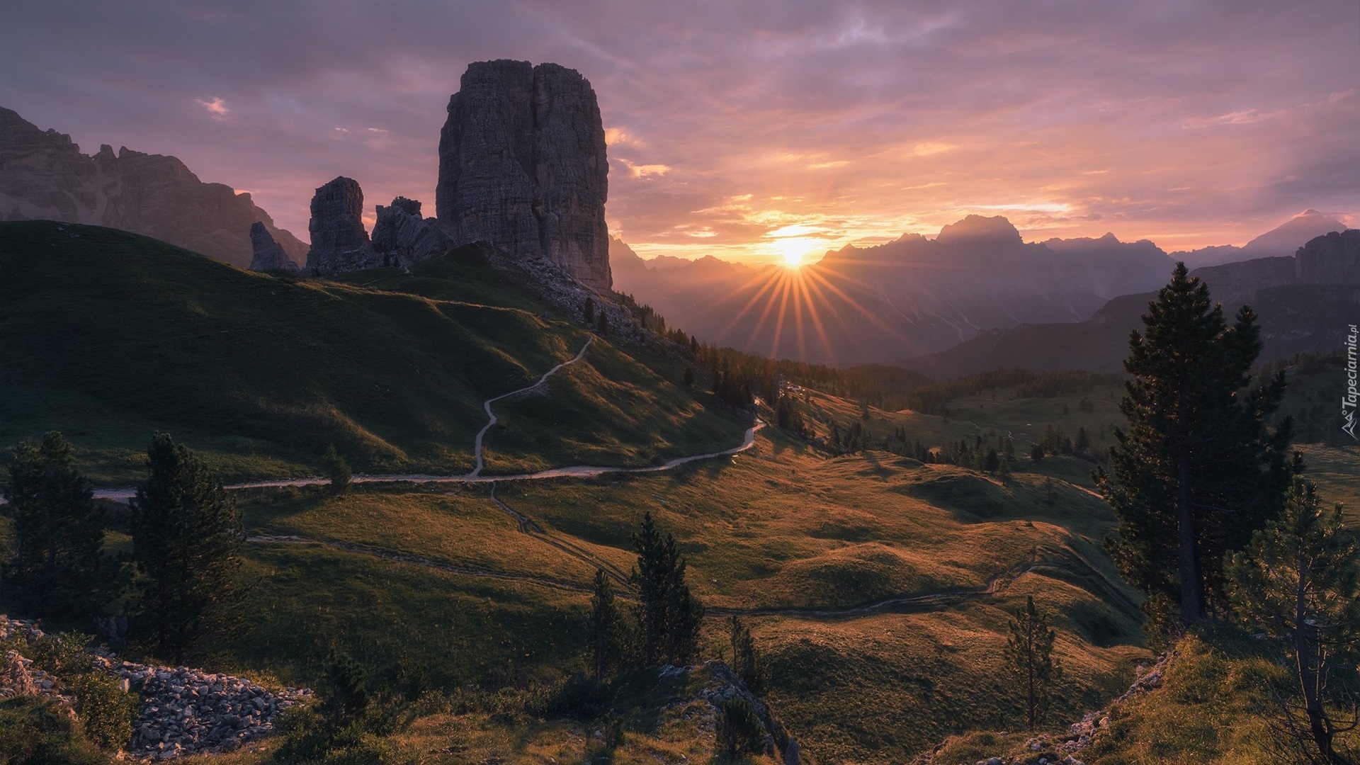 Góry, Dolomity, Skały, Cinque Torri, Szczyt, Torre Grande, Drzewa, Droga, Zachód słońca, Chmury, Włochy