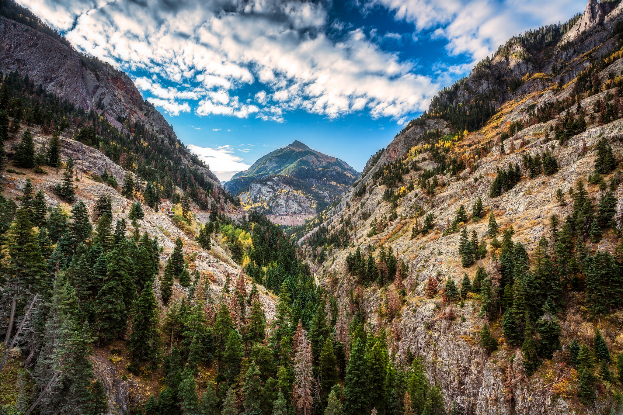 Góry San Juan Mountains, Szczyt Uncompahgre Peak, Drzewa, Chmury, Stan Kolorado, Stany Zjednoczone