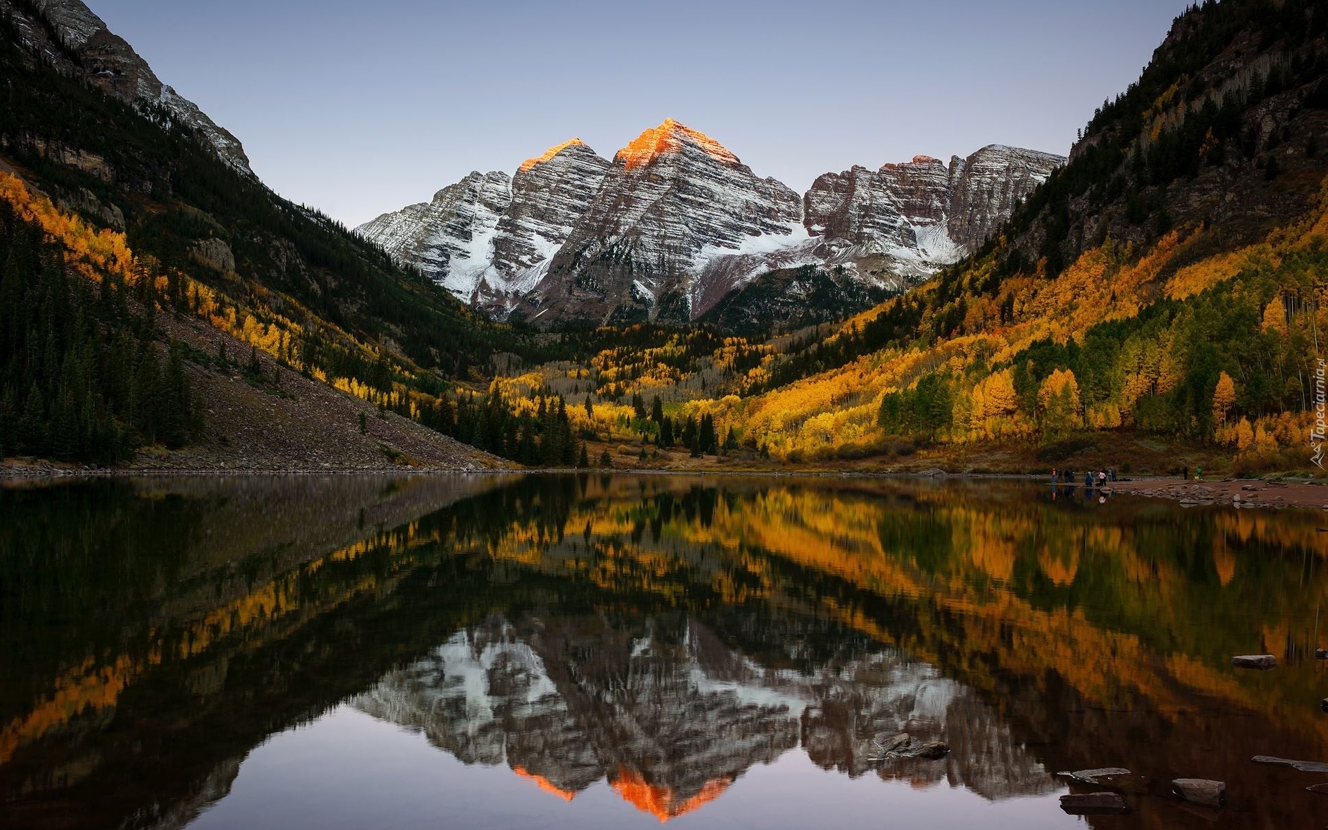 Stany Zjednoczone, Kolorado, Góry Skaliste, Szczyty Maroon Bells, Jezioro Maroon Lake, Drzewa, Odbicie, Jesień