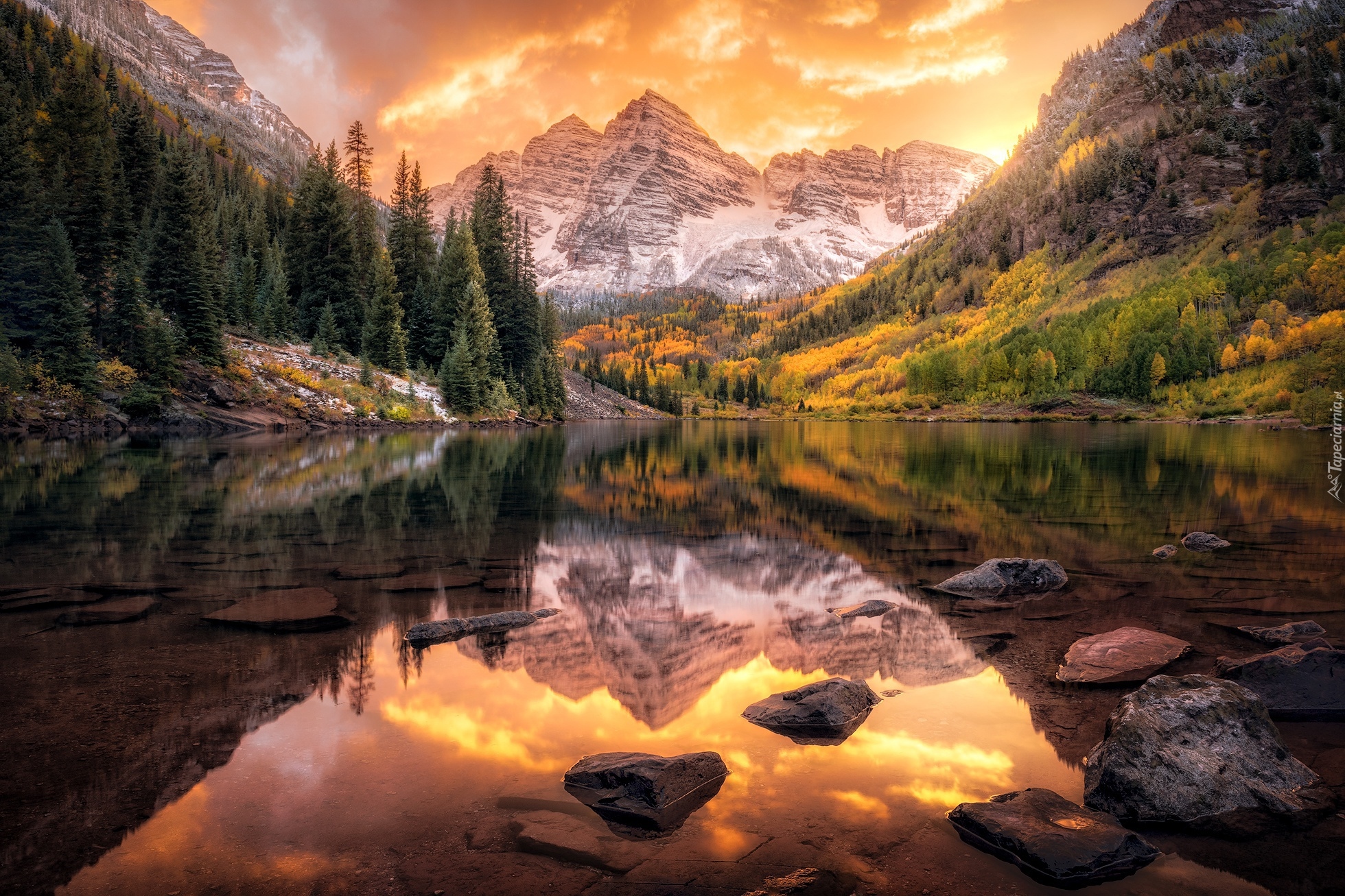 Góry Skaliste, Szczyty Maroon Bells, Jezioro Maroon Lake, Stan Kolorado, Stany Zjednoczone, Drzewa, Kamienie, Odbicie