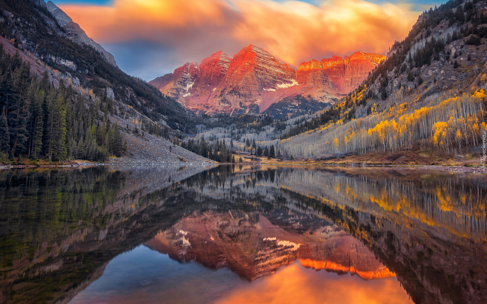 Góry Skaliste, Szczyty Maroon Bells, Jezioro Maroon Lake, Stan Kolorado, Stany Zjednoczone, Drzewa, Chmury, Odbicie