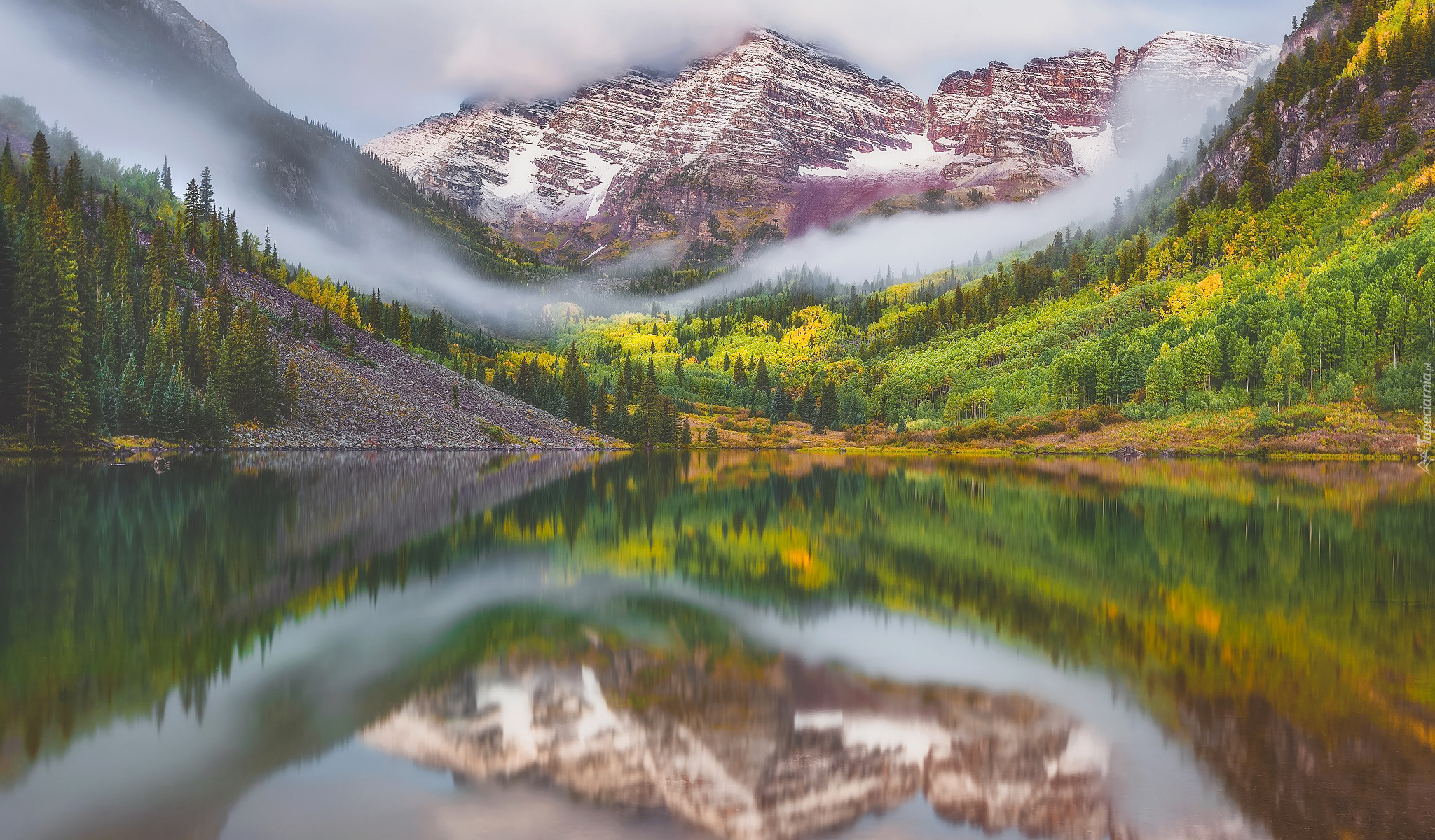 Góry Skaliste, Szczyty Maroon Bells, Jezioro, Maroon Lake, Odbicie, Drzewa, Mgła, Kolorado, Stany Zjednoczone