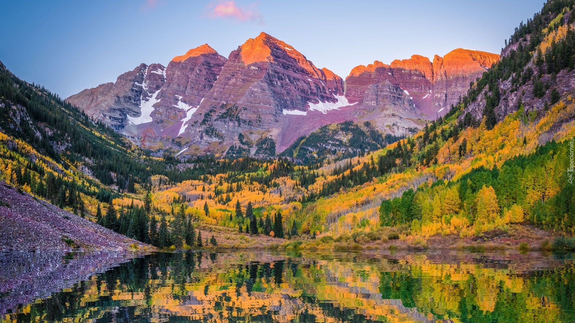 Góry Skaliste, Szczyty Maroon Bells, Jezioro Maroon Lake, Odbicie, Drzewa, Stan Kolorado, Stany Zjednoczone