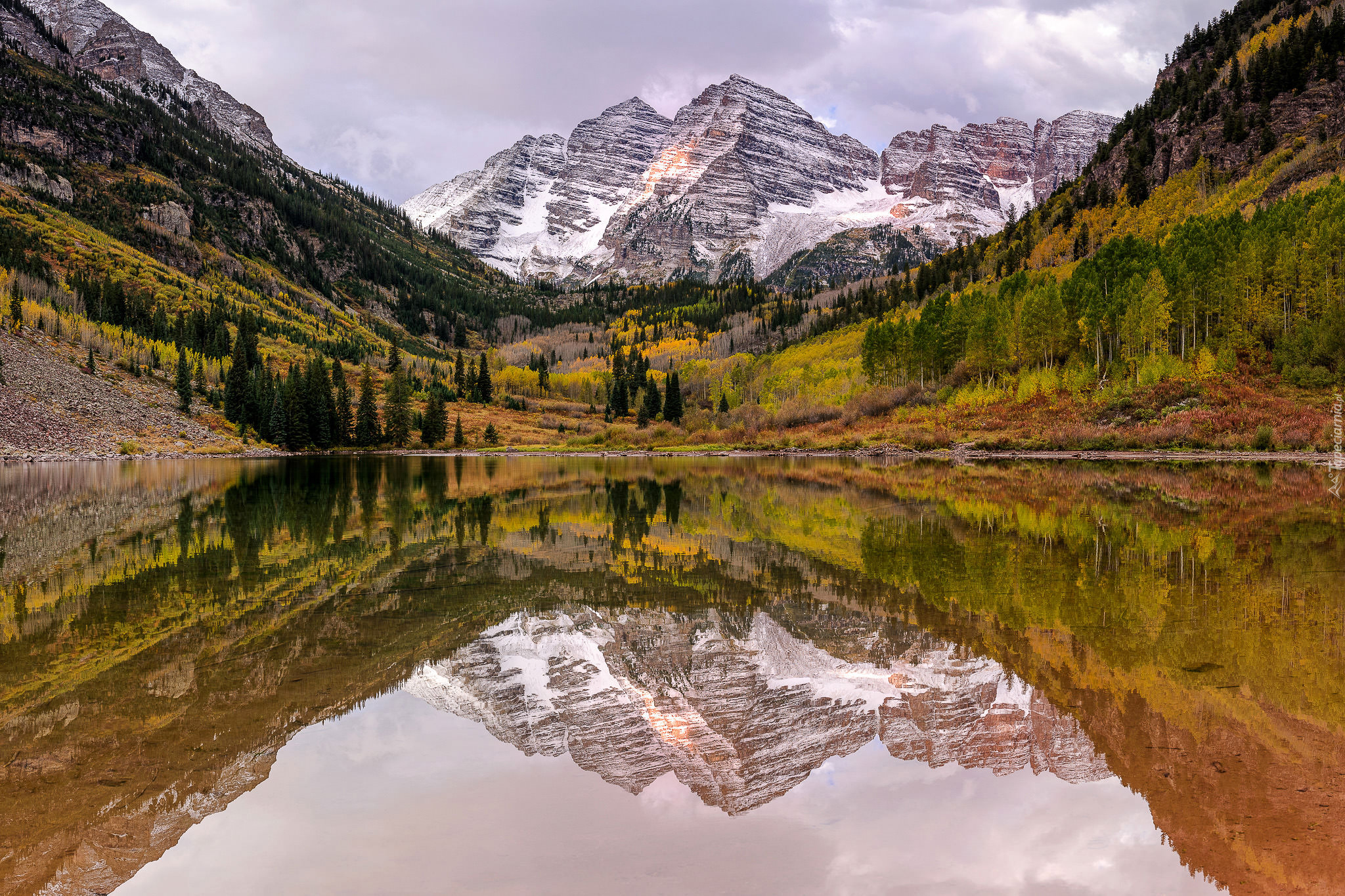 Góry Skaliste, Szczyty Maroon Bells, Śnieg, Jezioro Maroon Lake, Drzewa, Stan Kolorado, Stany Zjednoczone