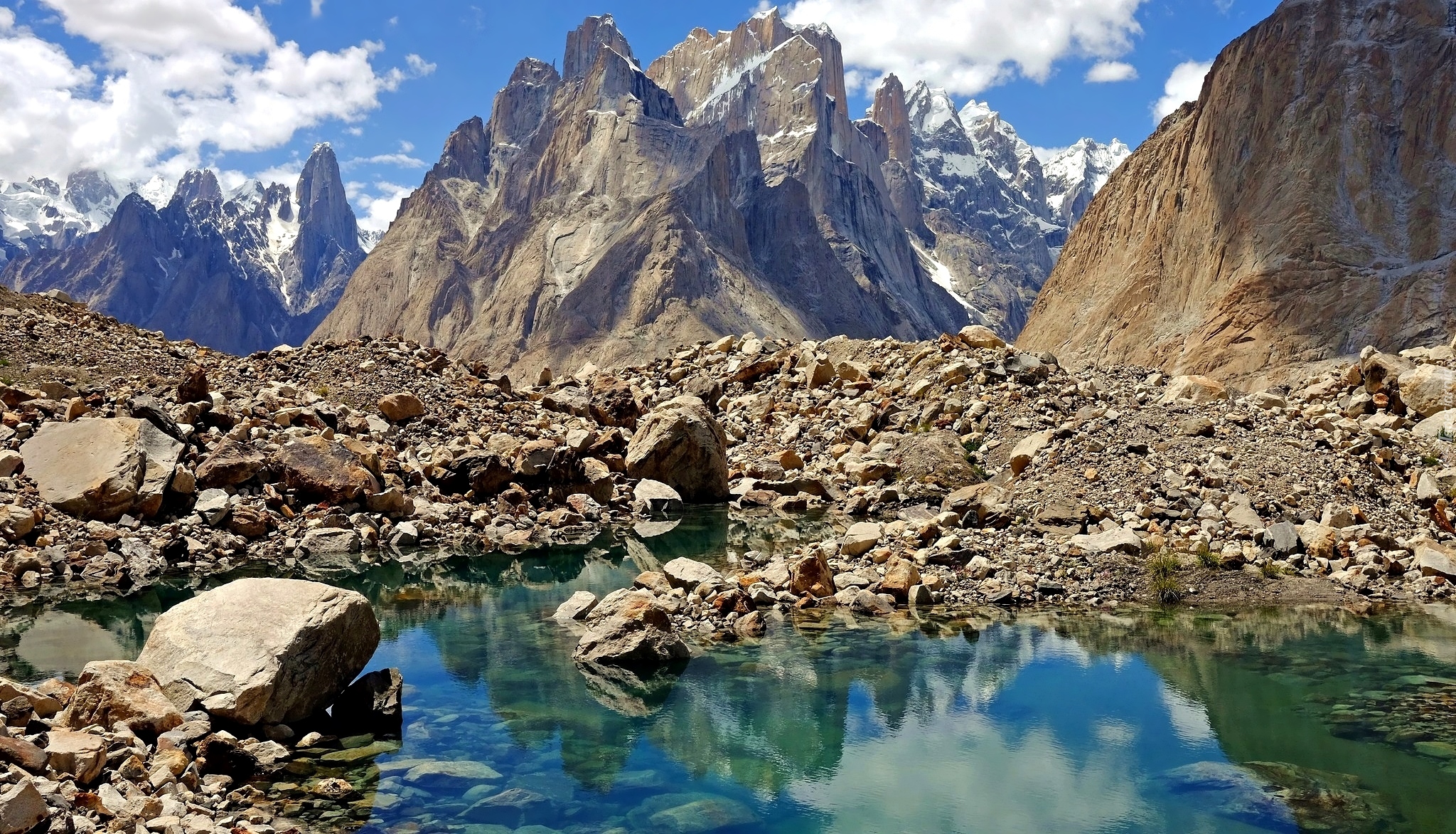 Pakistan, Góry Karakorum, Szczyty Trango Towers, Wieże Trango, Kamienie, Woda