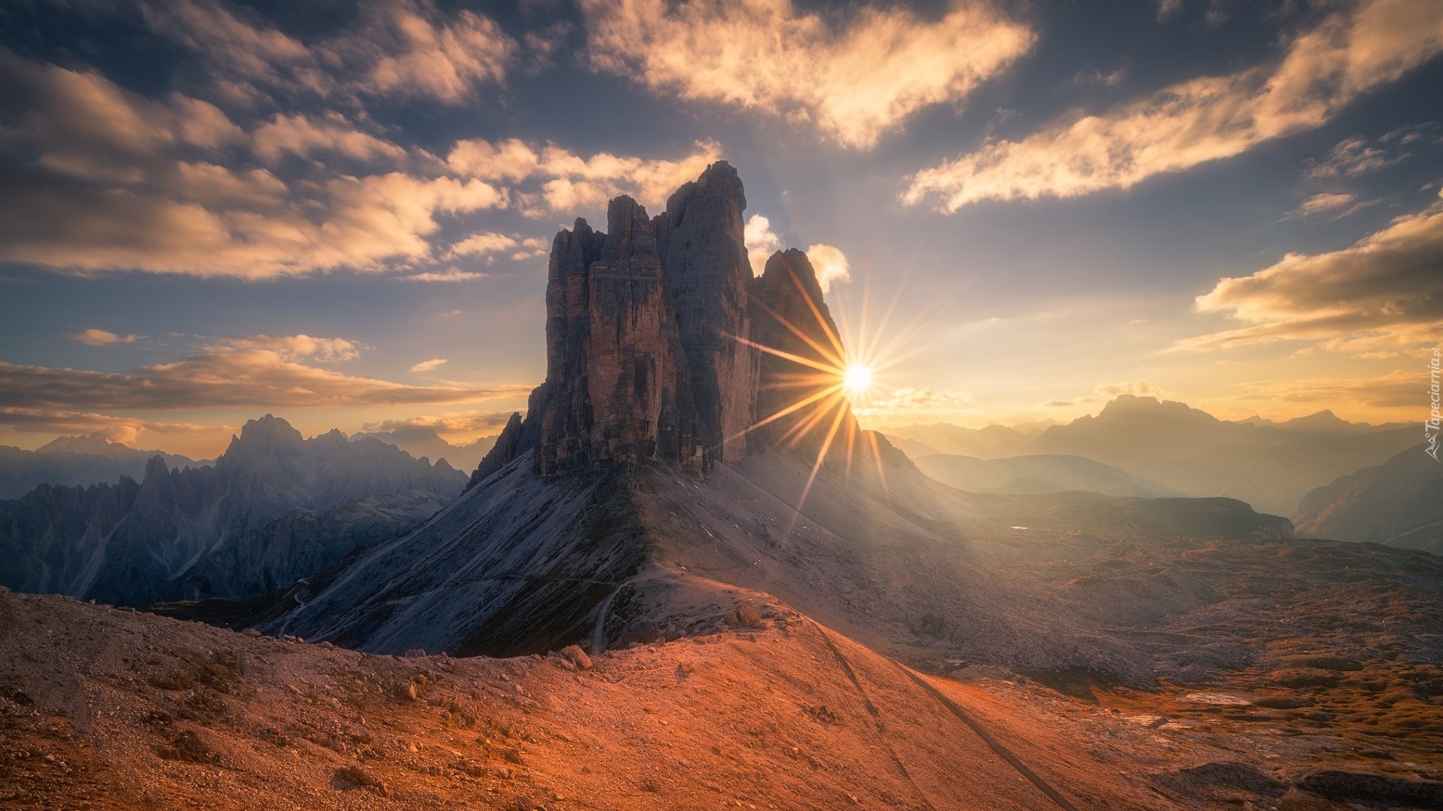 Góry, Dolomity, Szczyty, Tre Cime di Lavaredo, Chmury, Skały, Promienie słońca, Włochy