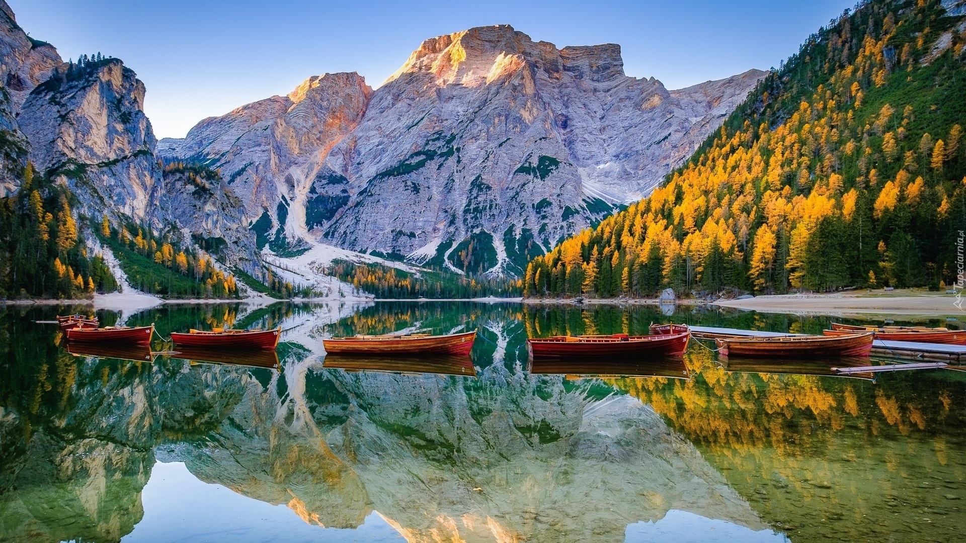 Włochy, Południowy Tyrol, Jezioro, Pragser Wildsee, Lago di Braies, Góry, Dolomity, Łódki, Drzewa, Odbicie