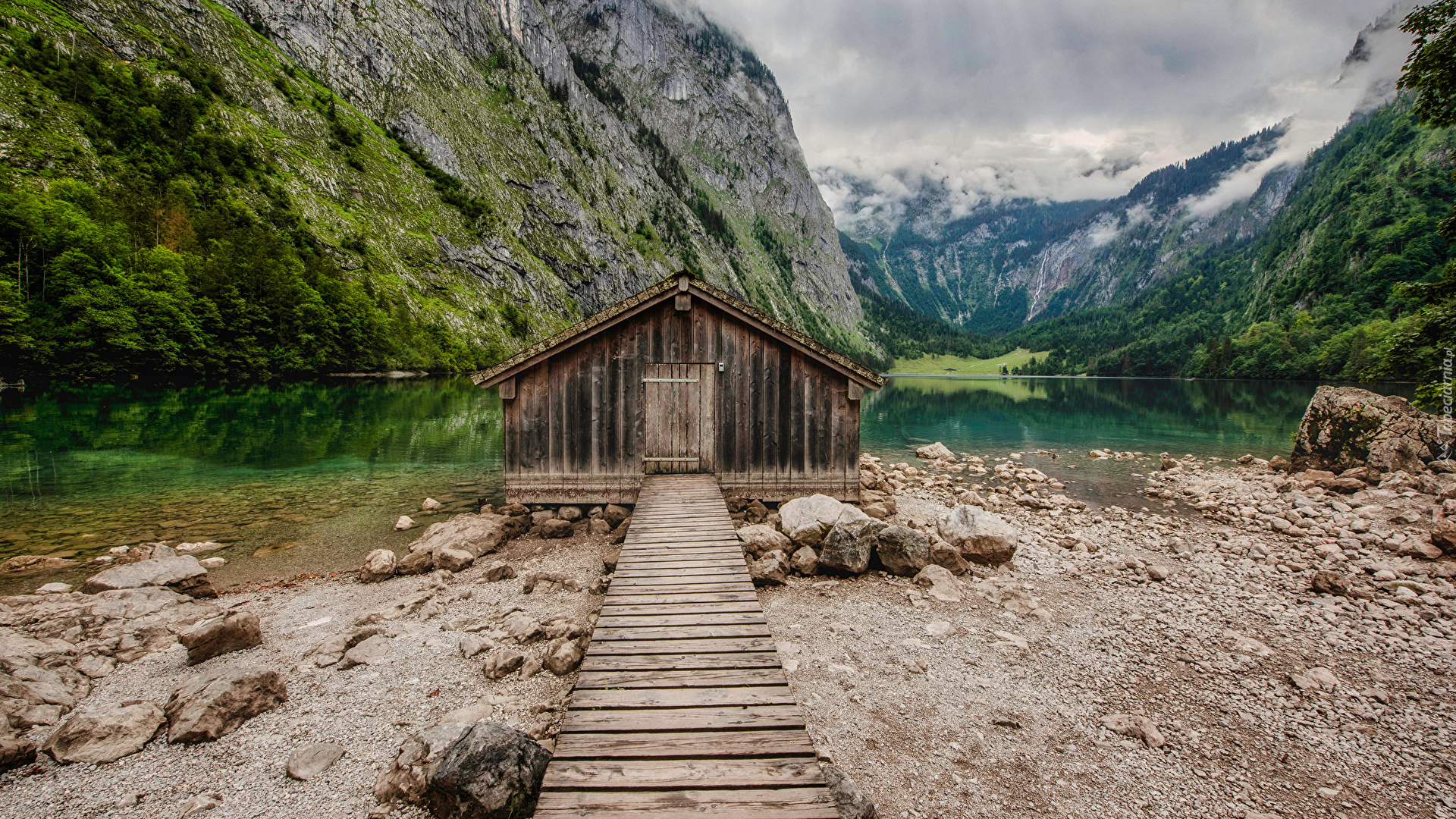 Niemcy, Góry, Alpy, Park Narodowy Berchtesgaden, Jezioro Obersee, Kamienie, Pomost, Szopa, Lasy, Chmury