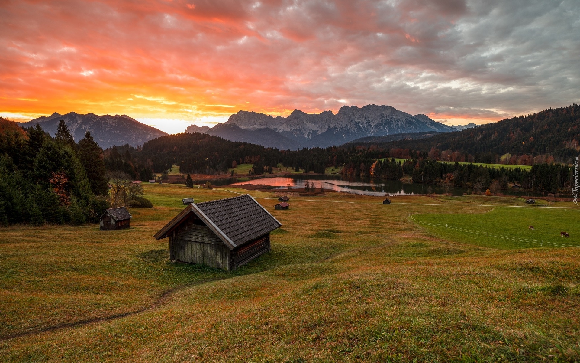 Góry Karwendel, Jezioro Geroldsee, Lasy, Drzewa, Szopy, Domy, Polana, Chmury, Zachód słońca, Bawaria, Niemcy