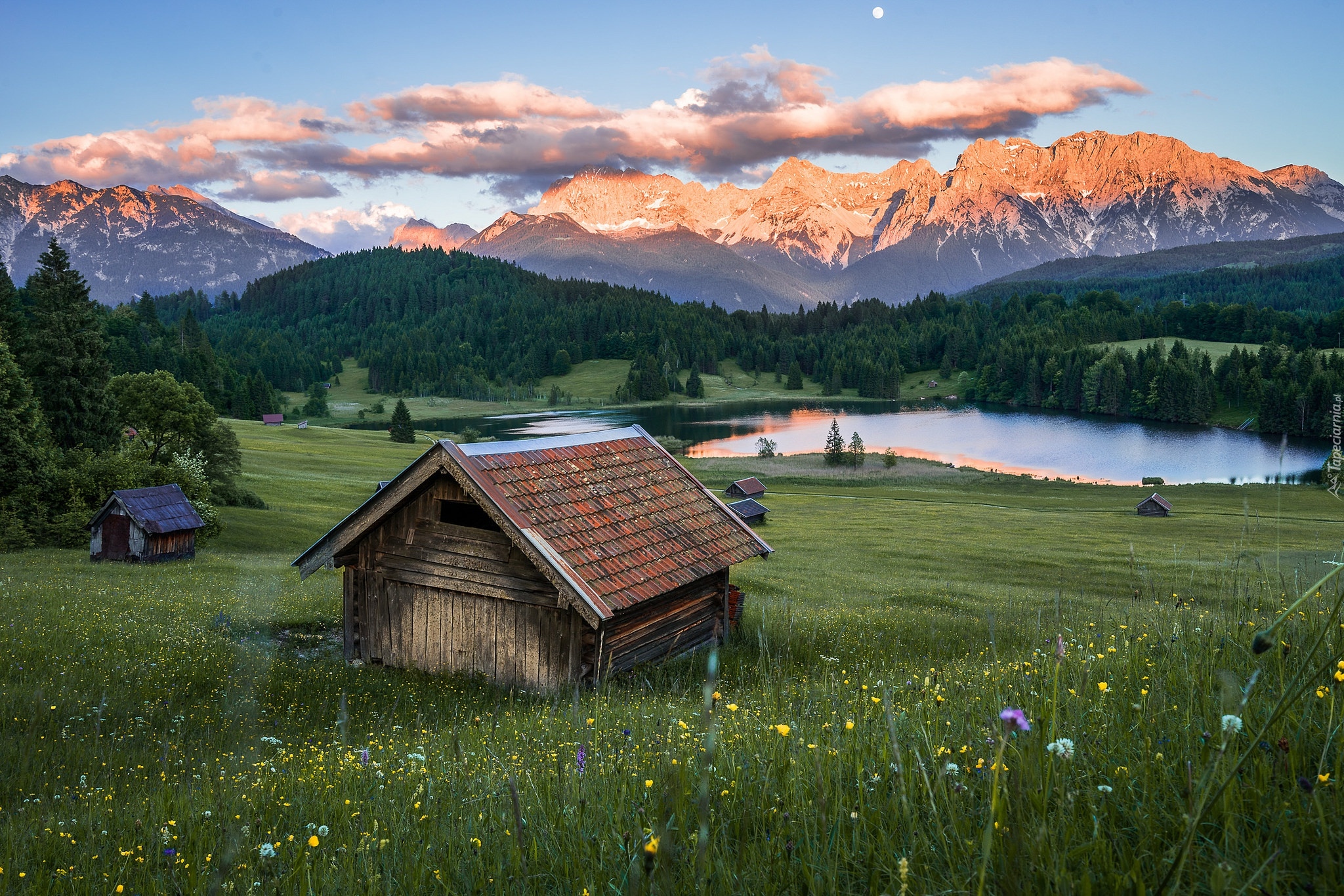 Góry Karwendel, Jezioro Geroldsee, Lasy, Drzewa, Szopy, Domy, Polana, Kwiaty, Chmury, Miejscowość Krun, Zachód słońca, Bawaria, Niemcy