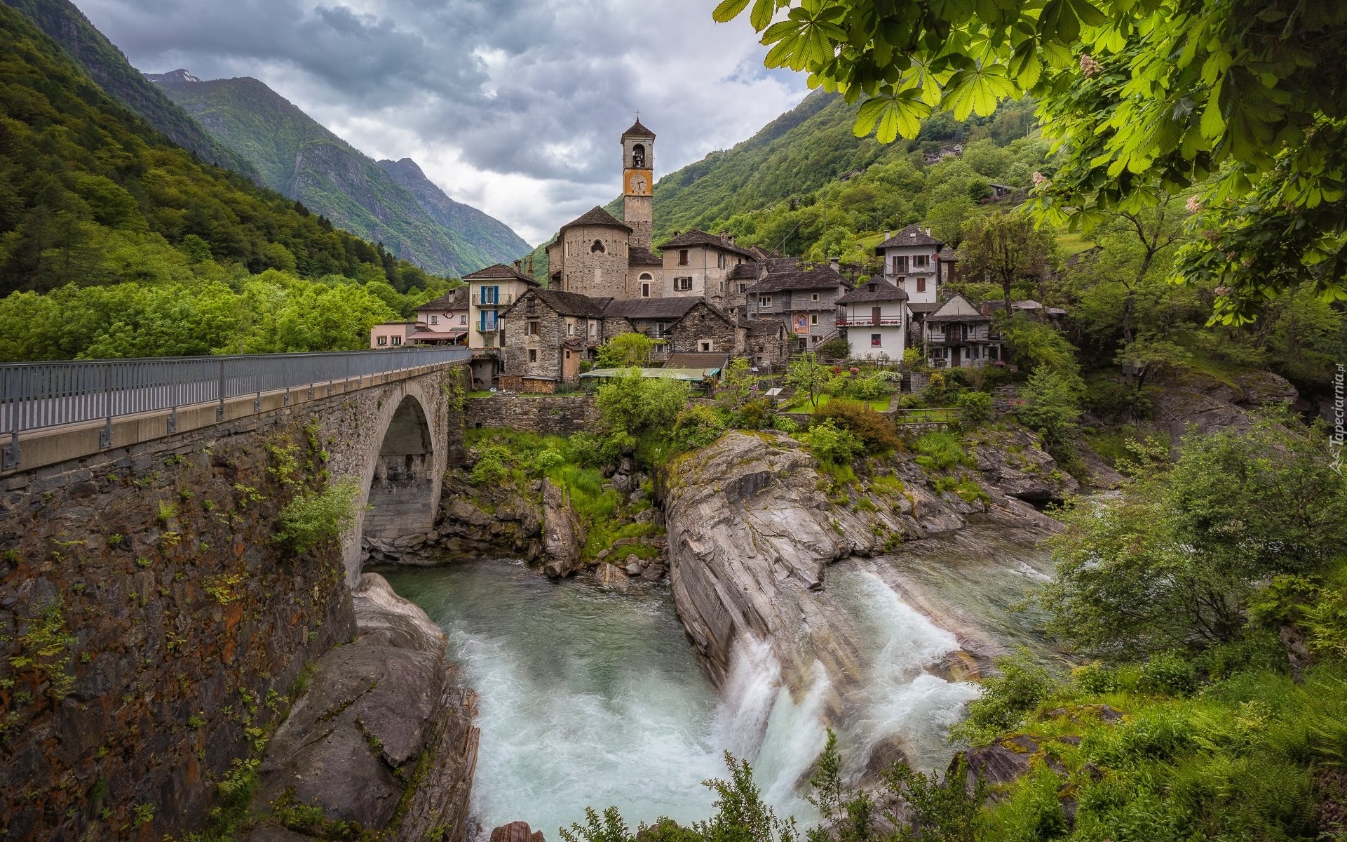 Góry, Most, Drzewa, Domy, Skały, Rzeka Verzasca, Lavertezzo, Kanton Ticino, Szwajcaria