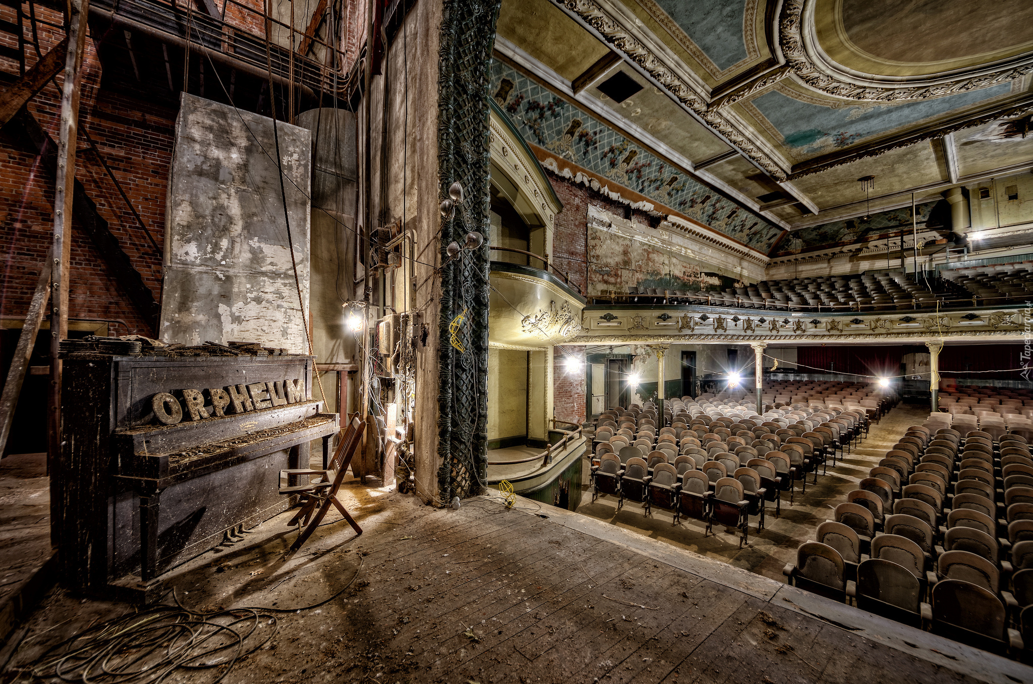 Stany Zjednoczone, Stan Massachusetts, New Bedford, Stary, Zaniedbany, Teatr Orpheum, Pianino, Scena, Rząd, Krzeseł, Widownia