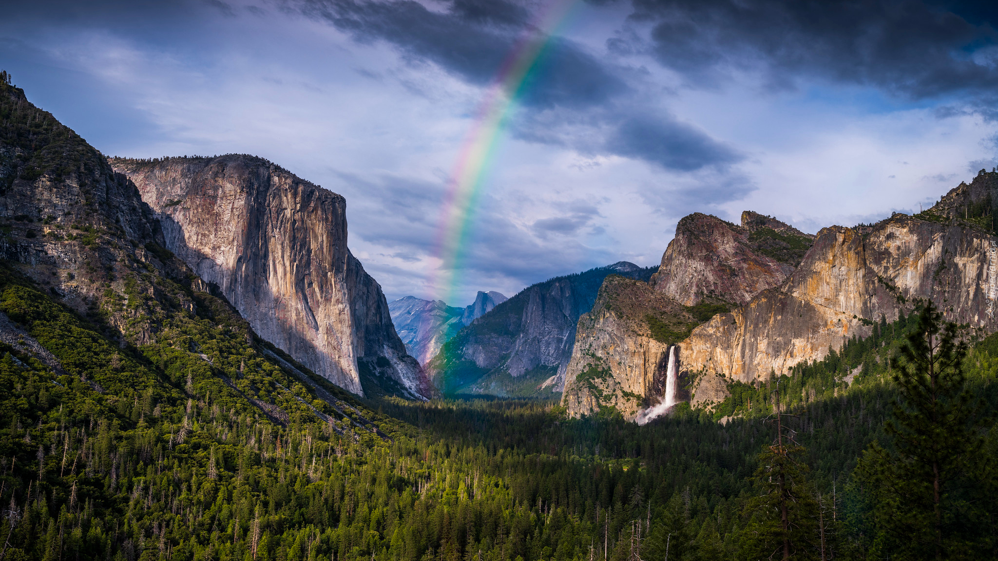 Stany Zjednoczone, Kalifornia, Park Narodowy Yosemite, Góry, Dolina, Chmury, Tęcza, Drzewa, Lasy