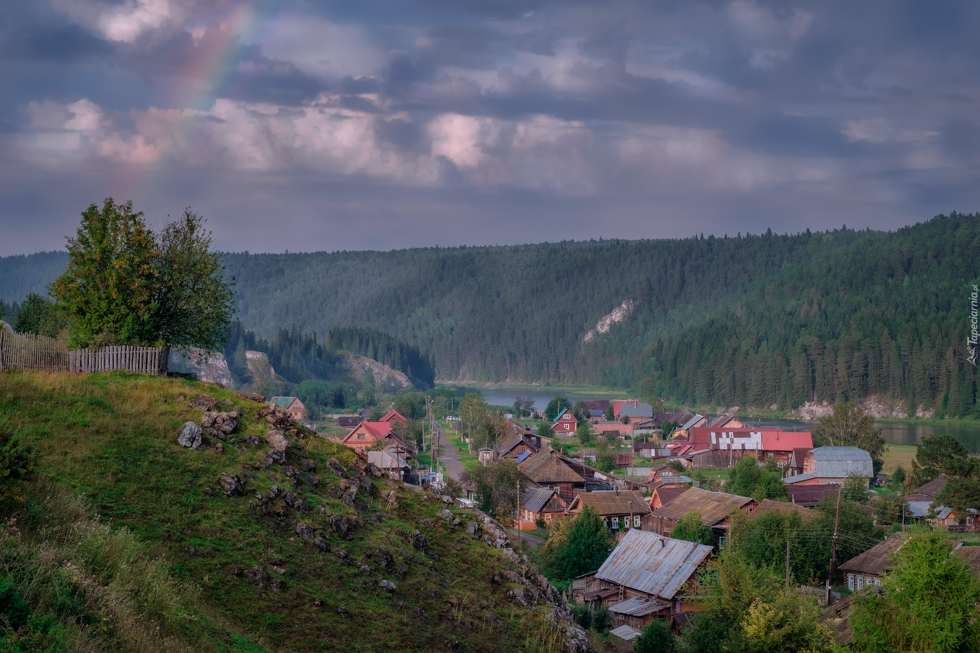 Wzgórza, Wieś Kyn, Domy, Rzeka, Drzewa, Tęcza, Kraj Permski, Rosja