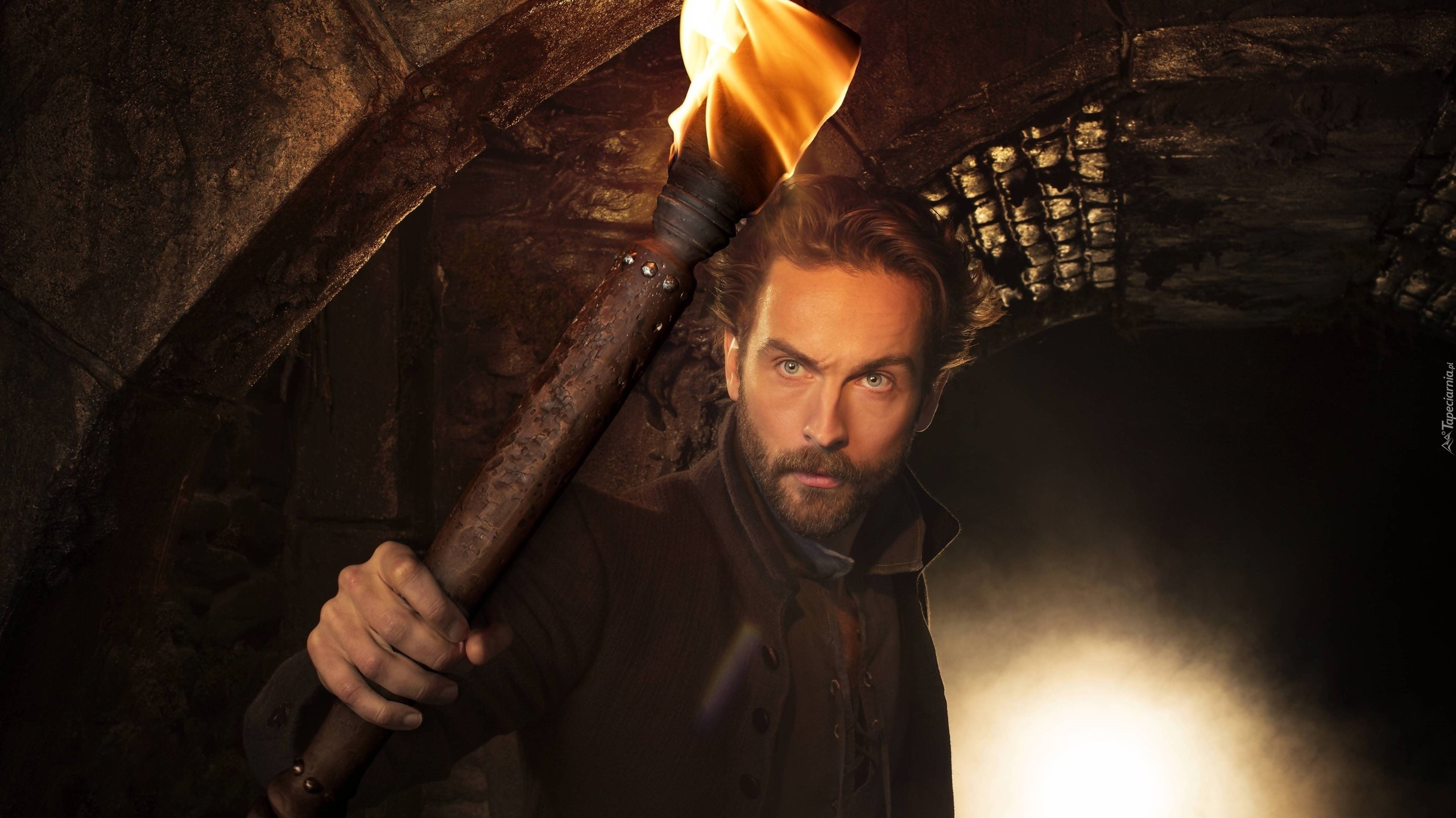 Serial, Jeździec bez głowy, Sleepy Hollow, Postać Ichabod Crane, Aktor Tom Mison, Pochodnia