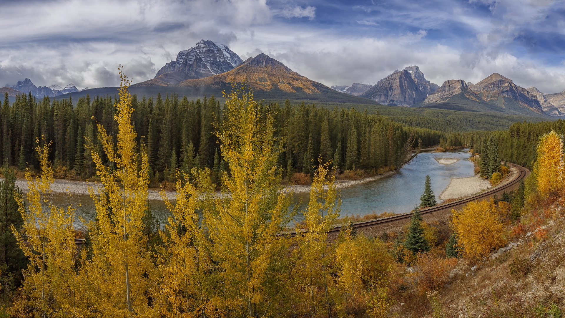 Góry, Canadian Rockies, Drzewa, Lasy, Jesień, Rzeka, Bow River, Park Narodowy Banff, Tory kolejowe, Chmury, Alberta, Kanada