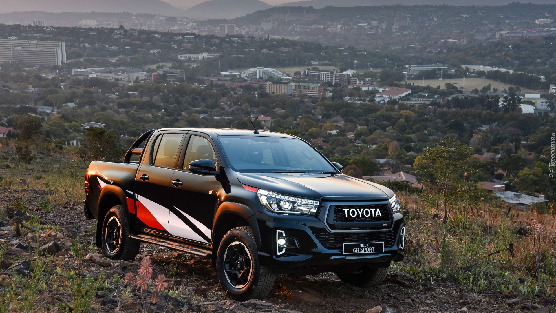 Czarna, Toyota Hilux GR Sport