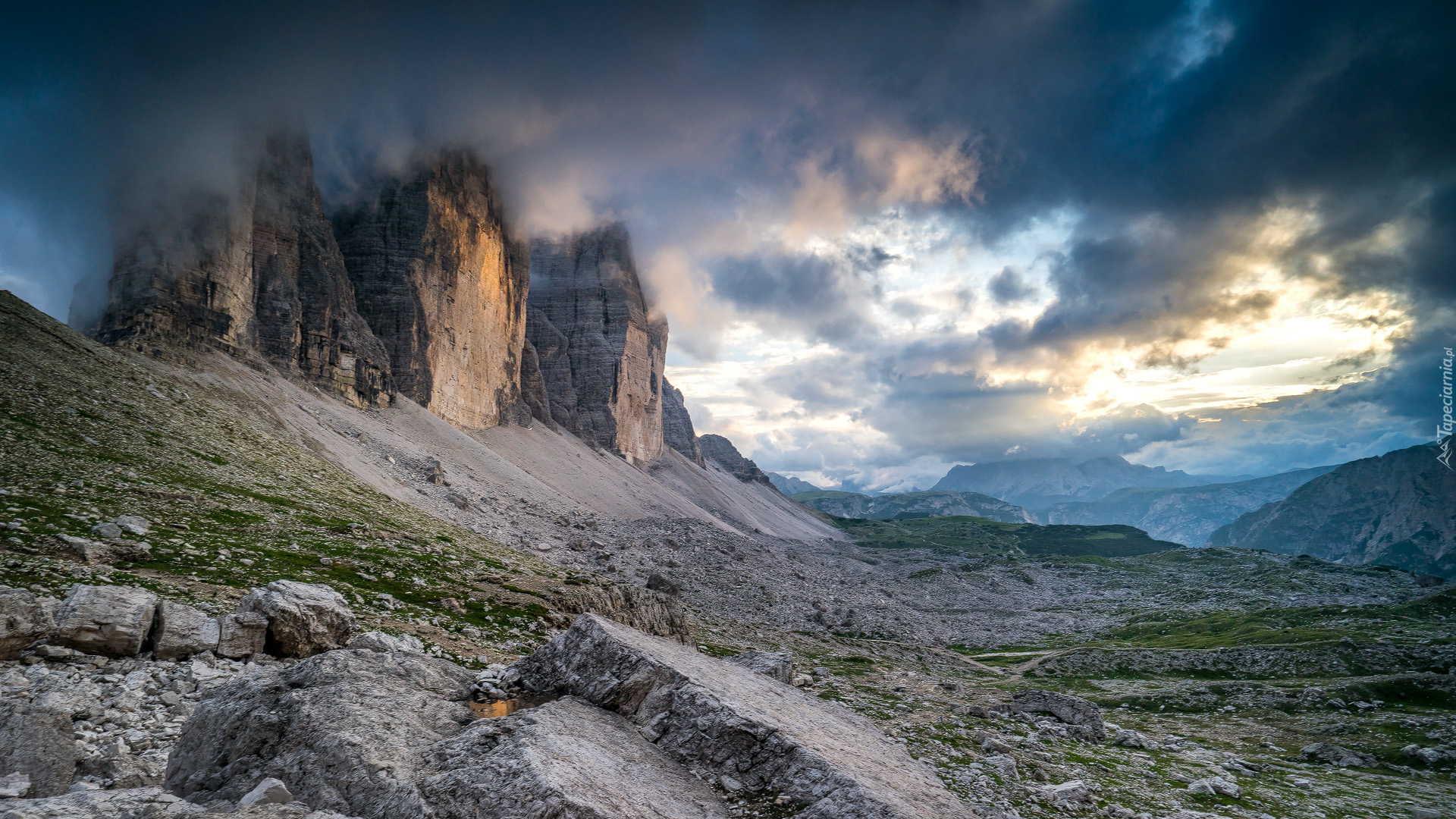 Włochy, Dolomity, Skały, Góry Tre Cime di Lavaredo, Kamienie, Mgła, Ciemne, Chmury