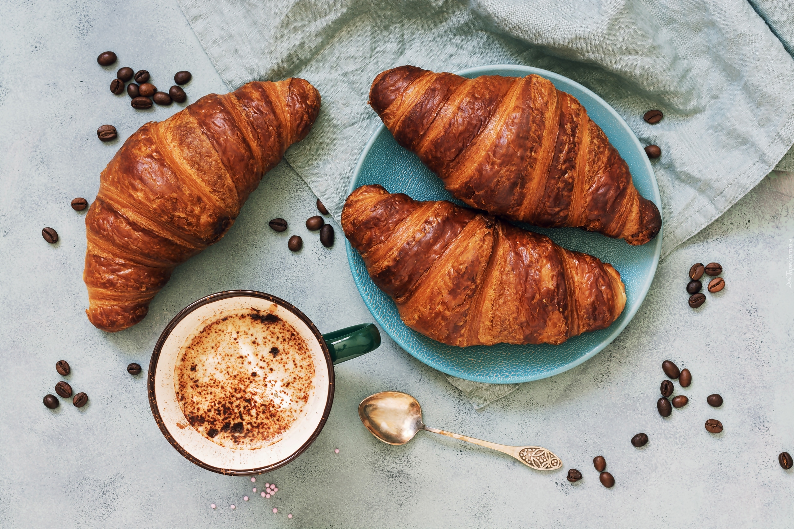 Kawa, Kubek, Trzy, Croissanty, Rogaliki, Talerz, Łyżeczka