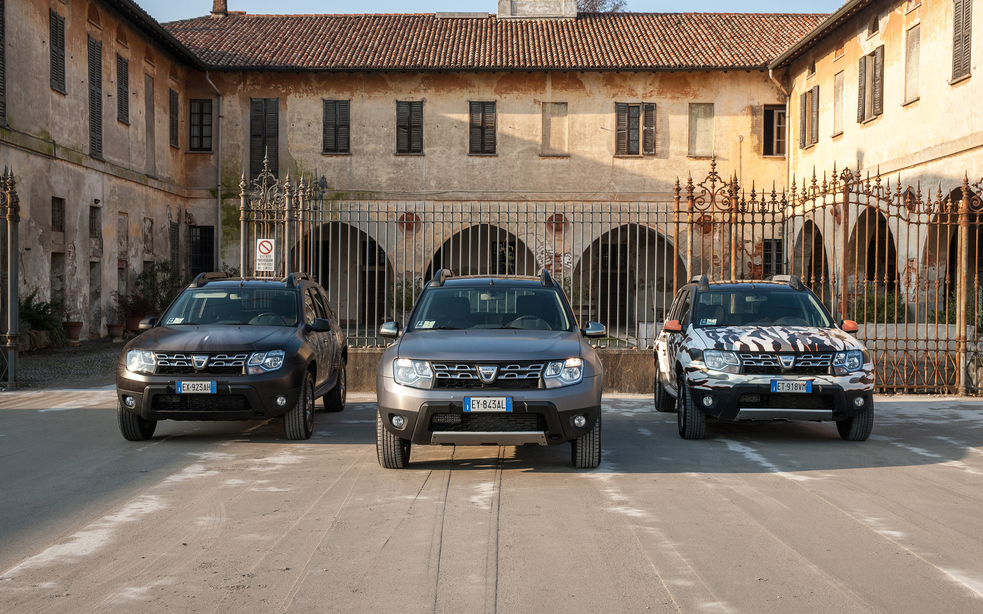 Trzy, Samochody, Dacia Duster I, Brama, Budynek