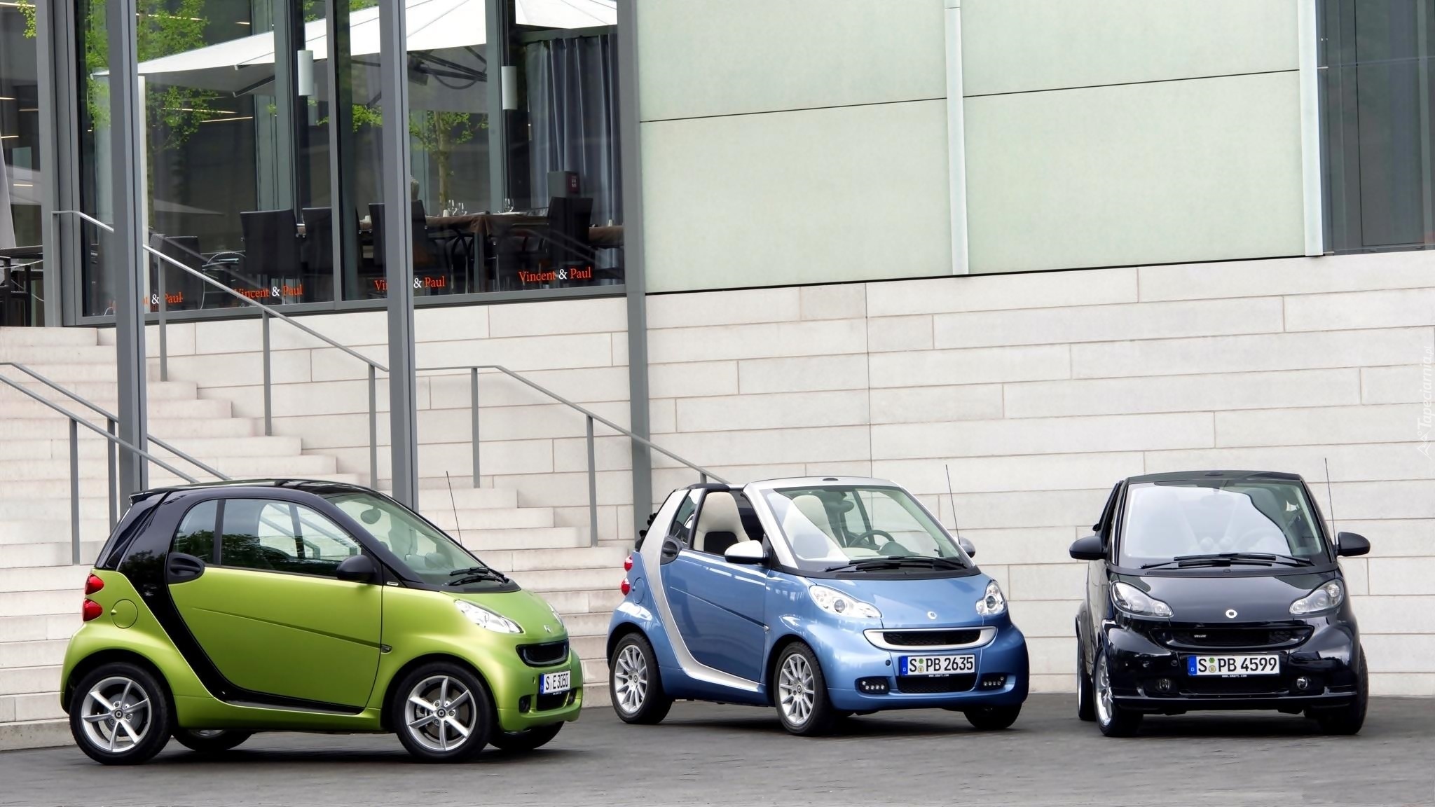 Trzy, Samochody, Smart Fortwo, Budynek