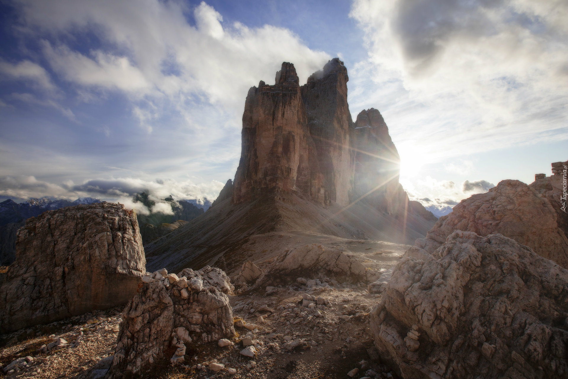 Góry, Dolomity, Tre Cime di Lavaredo, Cima Ovest, Cima Grande, Cima Piccola, Promienie słońca, Włochy