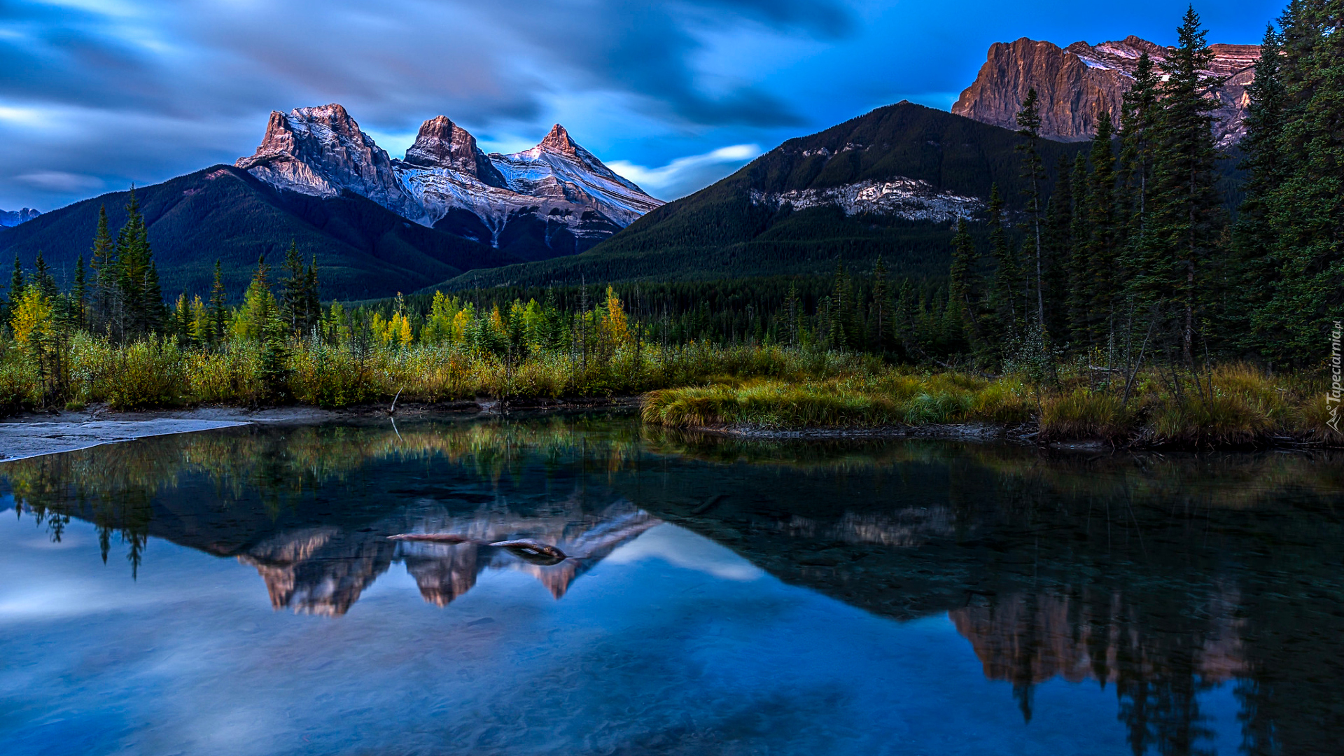 Kanada, Prowincja Alberta, Park Narodowy Banff, Góry, Skaliste, Szczyty, Trzy siostry, Drzewa, Jezioro, Roślinność, Odbicie