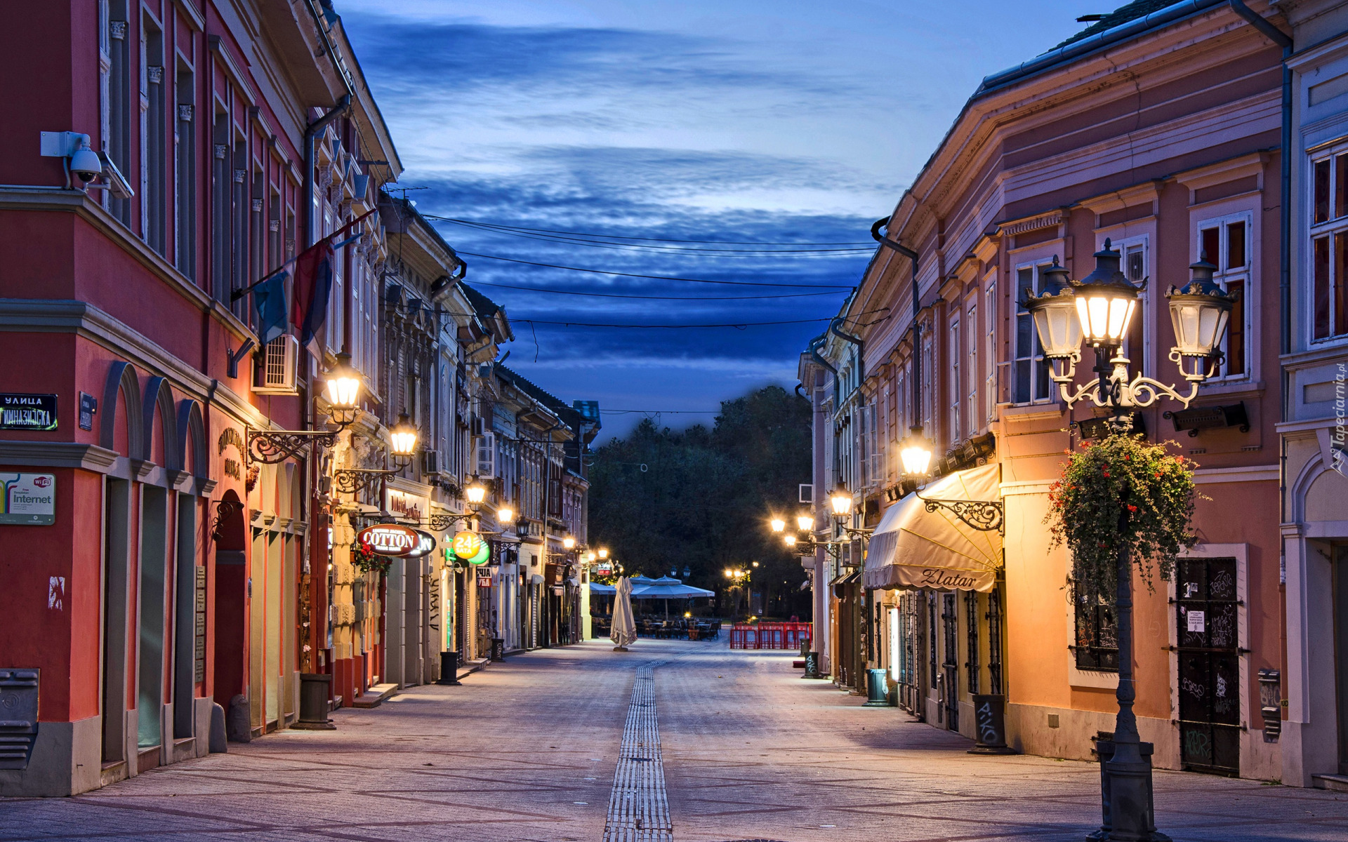 Serbia, Nowy Sad, Ulica Dunavska, Domy, Latarnie