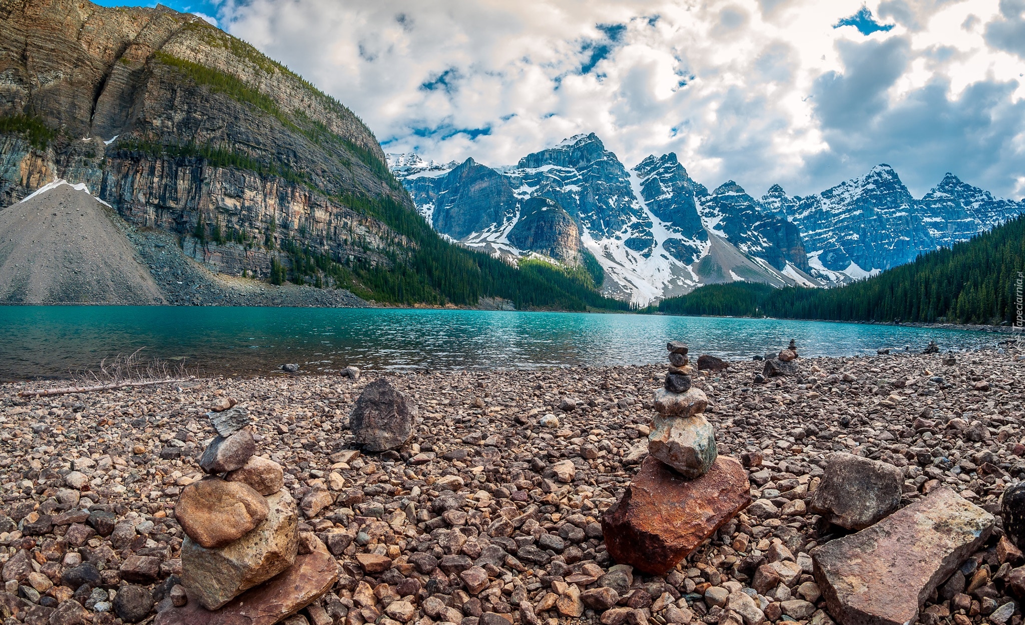 Park Narodowy Banff, Góry, Jezioro Moraine, Kamienie, Drzewa, Chmury, Prowincja Alberta, Kanada