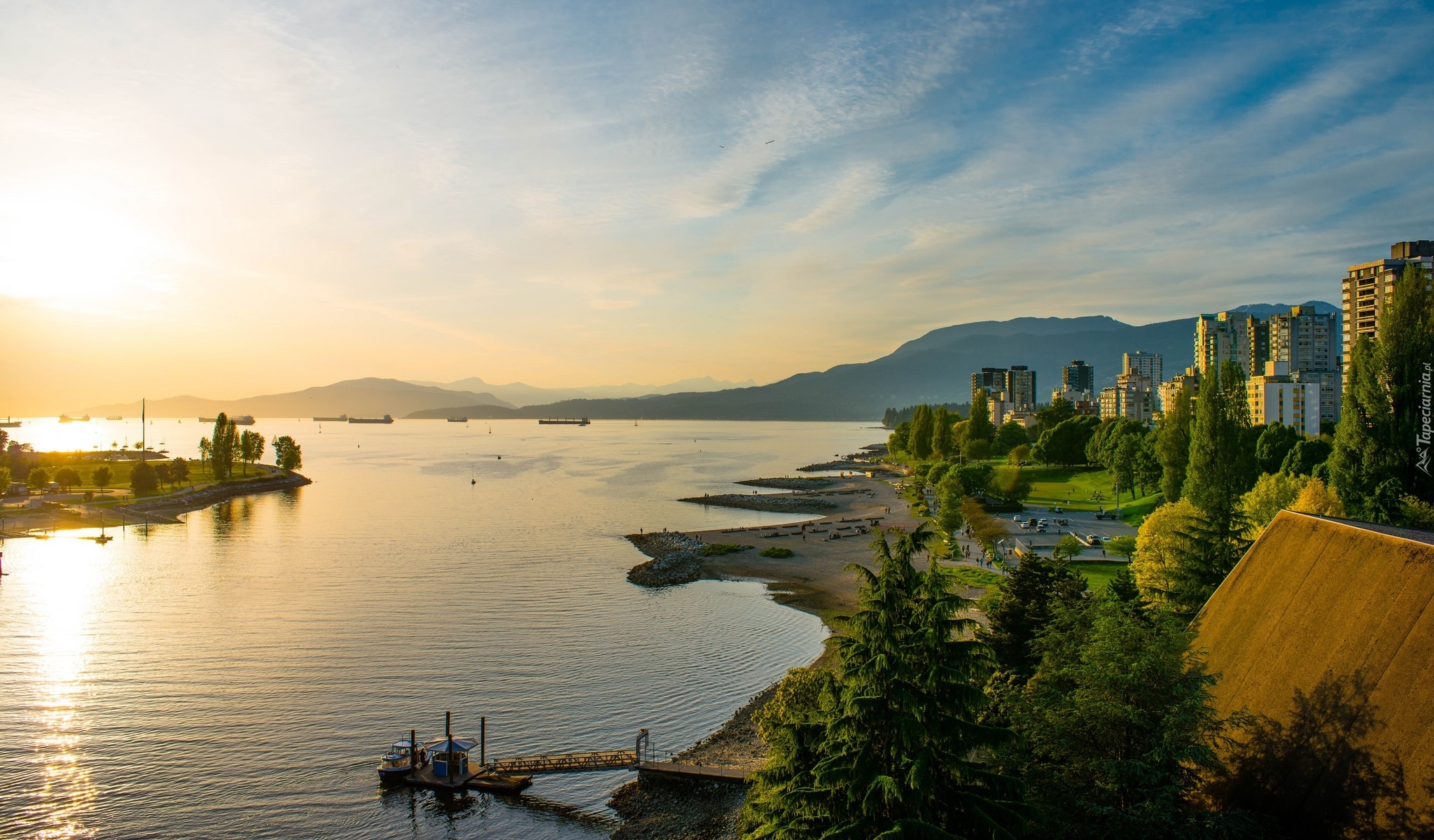 Zachód słońca, Rzeka Fraser, Góry, Domy, Vancouver, Prowincja Kolumbia Brytyjska, Kanada