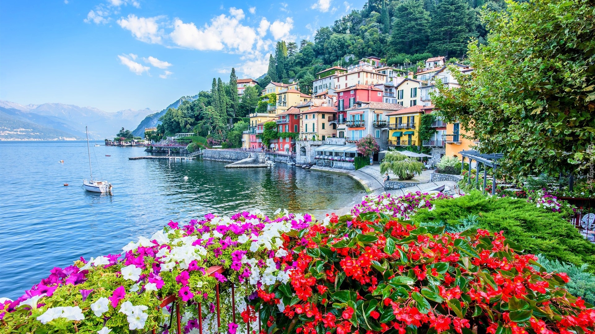 Włochy, Varenna, Jezioro, Lake Como, Kwiaty, Kolorowe, Domy, Łódka, Drzewa