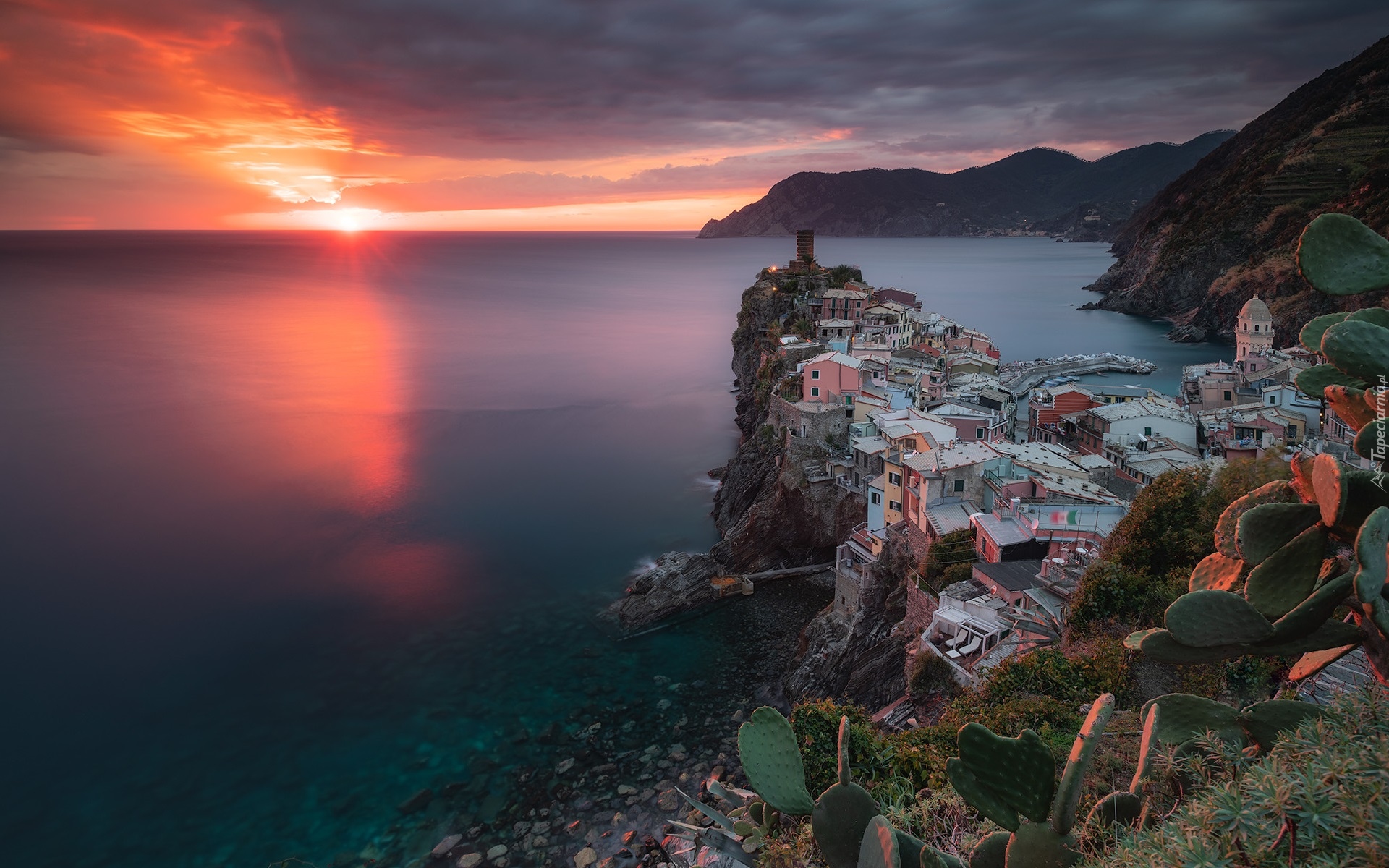 Włochy, Liguria, Vernazza, Wybrzeże, Morze, Domy, Zachód słońca, Chmury