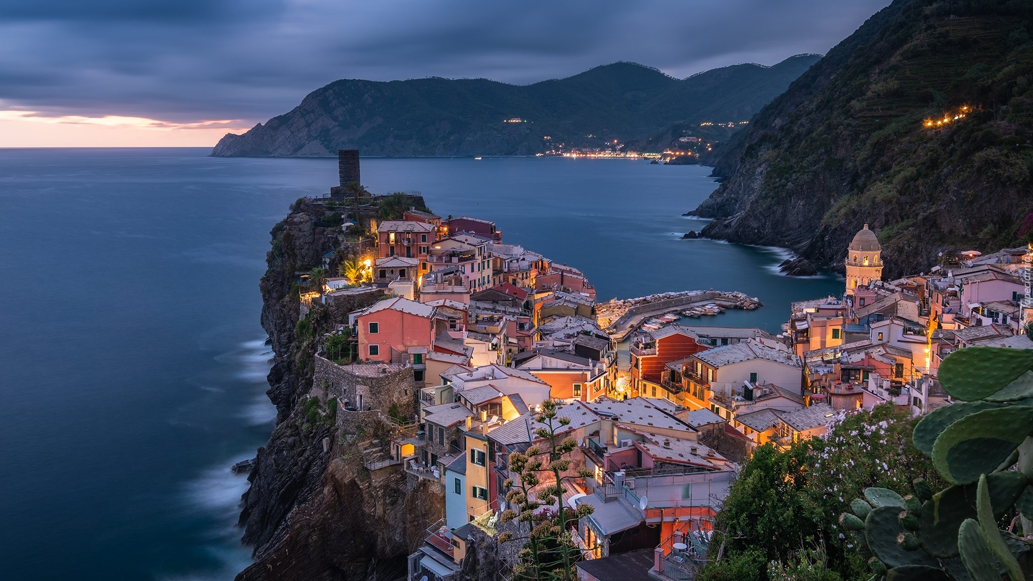 Włochy, Vernazza, Cinque Terre, Wybrzeże, Morze, Domy, Chmury