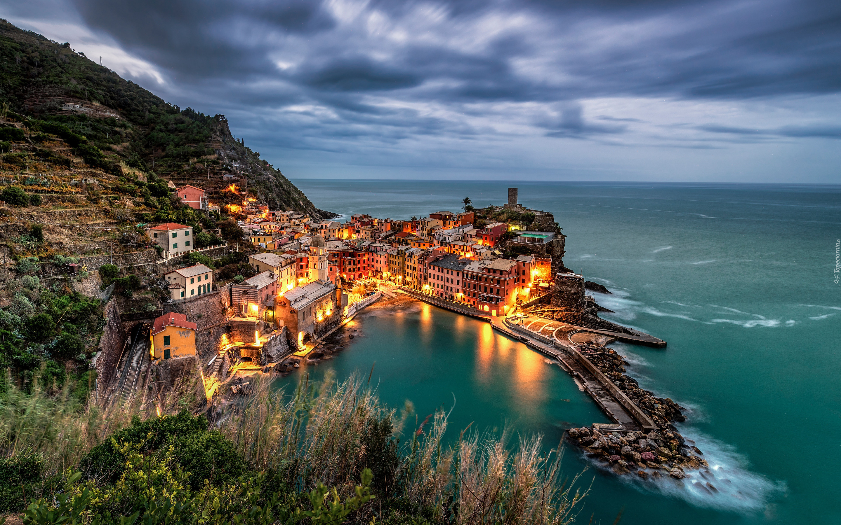 Włochy, Vernazza, Cinque Terre, Wybrzeże, Morze, Domy, Zmrok