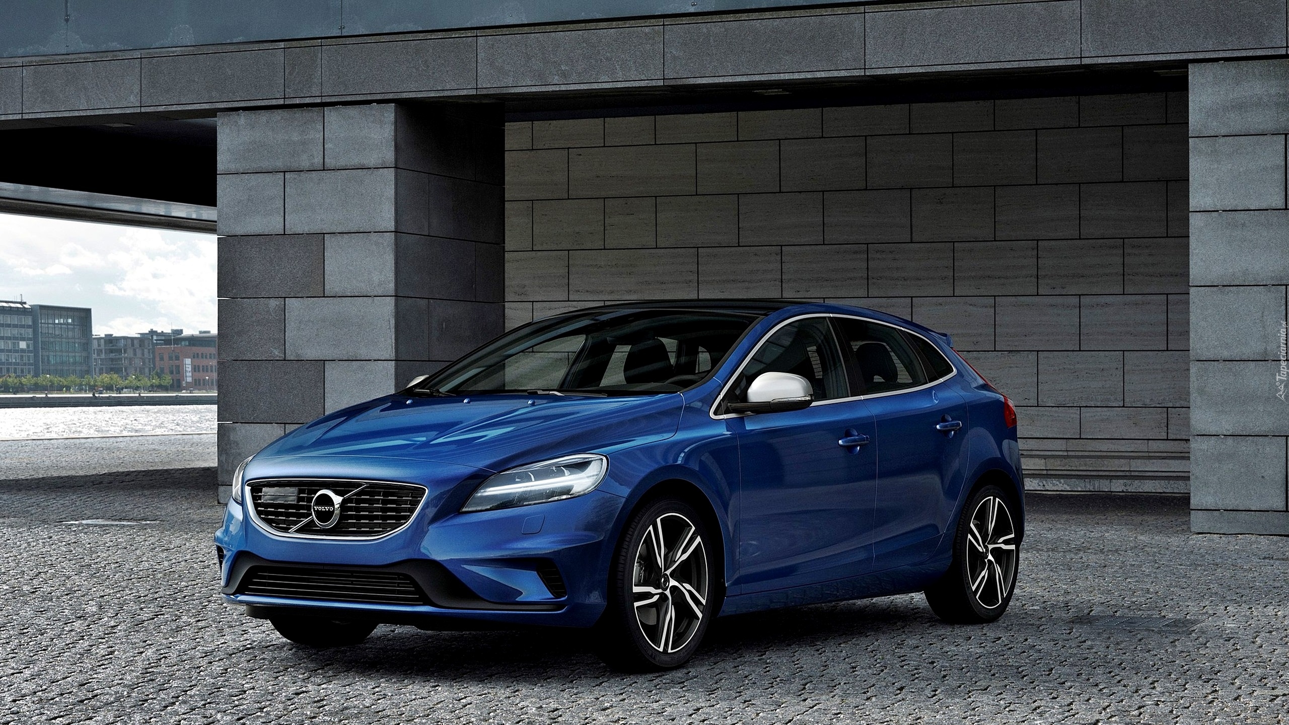 Volvo V40 T5 R-design, 2017, Budynek