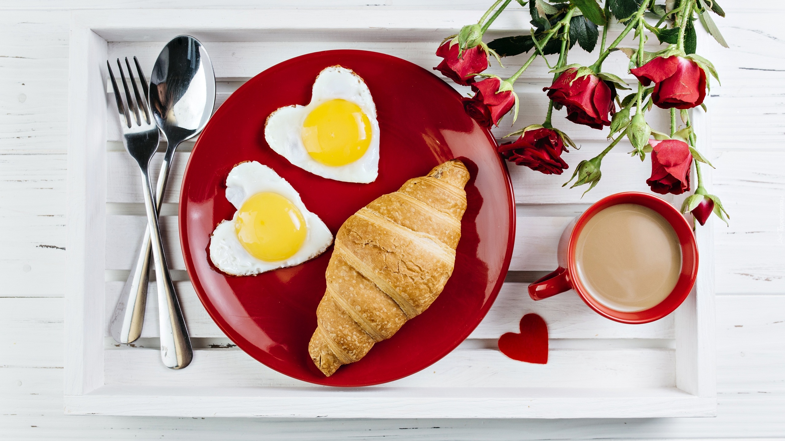 Rogal, Croissant, Jajka sadzone, Serca, Kawa, Róże, Sztućce, Taca, Walentynki, Śniadanie