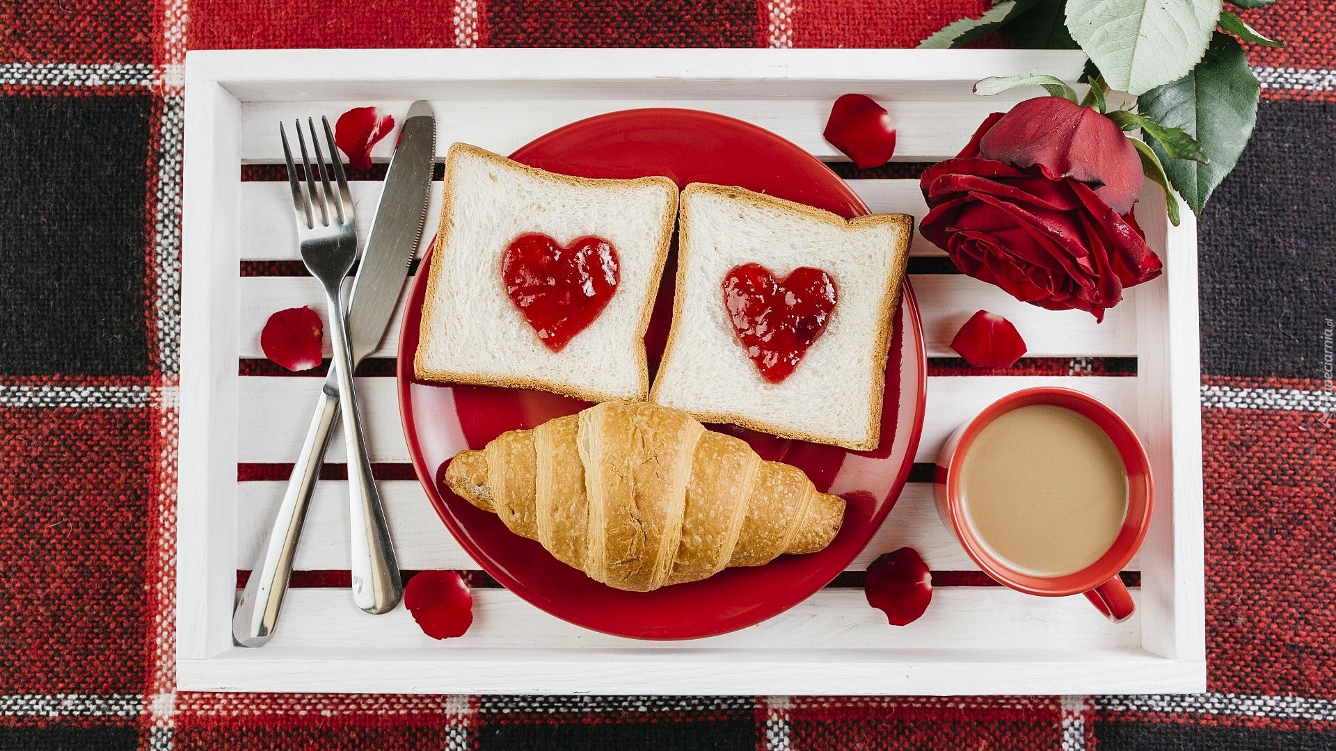 Rogalik, Croissant, Kawa, Kanapki, Serce, Róża, Sztućce, Taca, Walentynki, Śniadanie