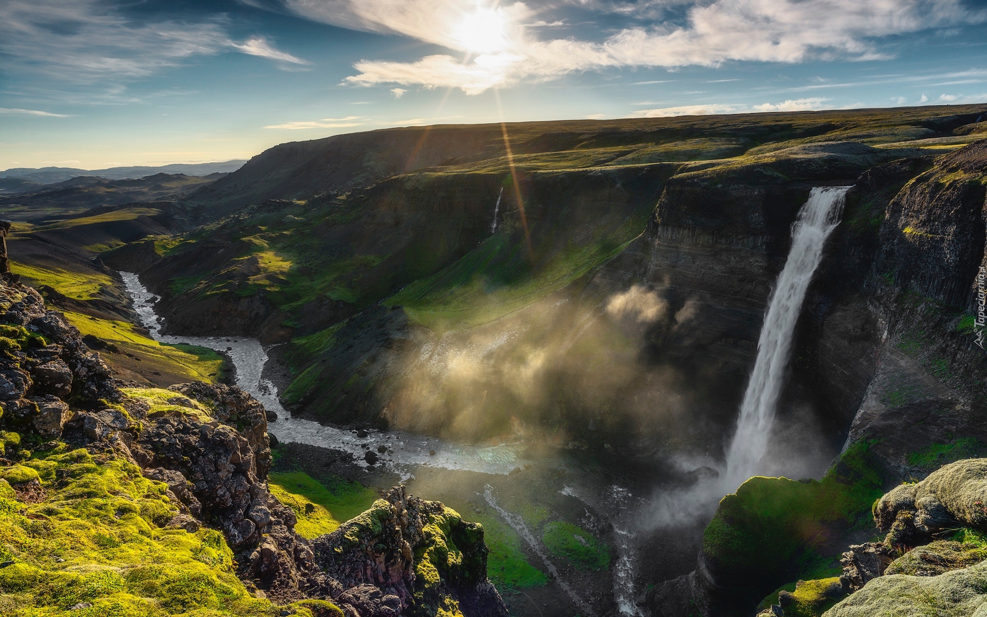 Wodospad, Haifoss Falls, Wąwóz, Rzeka Fossa, Skały, Góry, Promienie słońca, Islandia