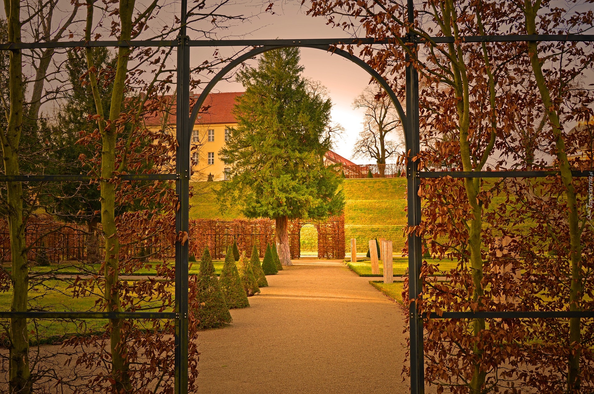 Jesień, Park, Alejka, Pergola, Brama, Żywopłot, Dom, Drzewa